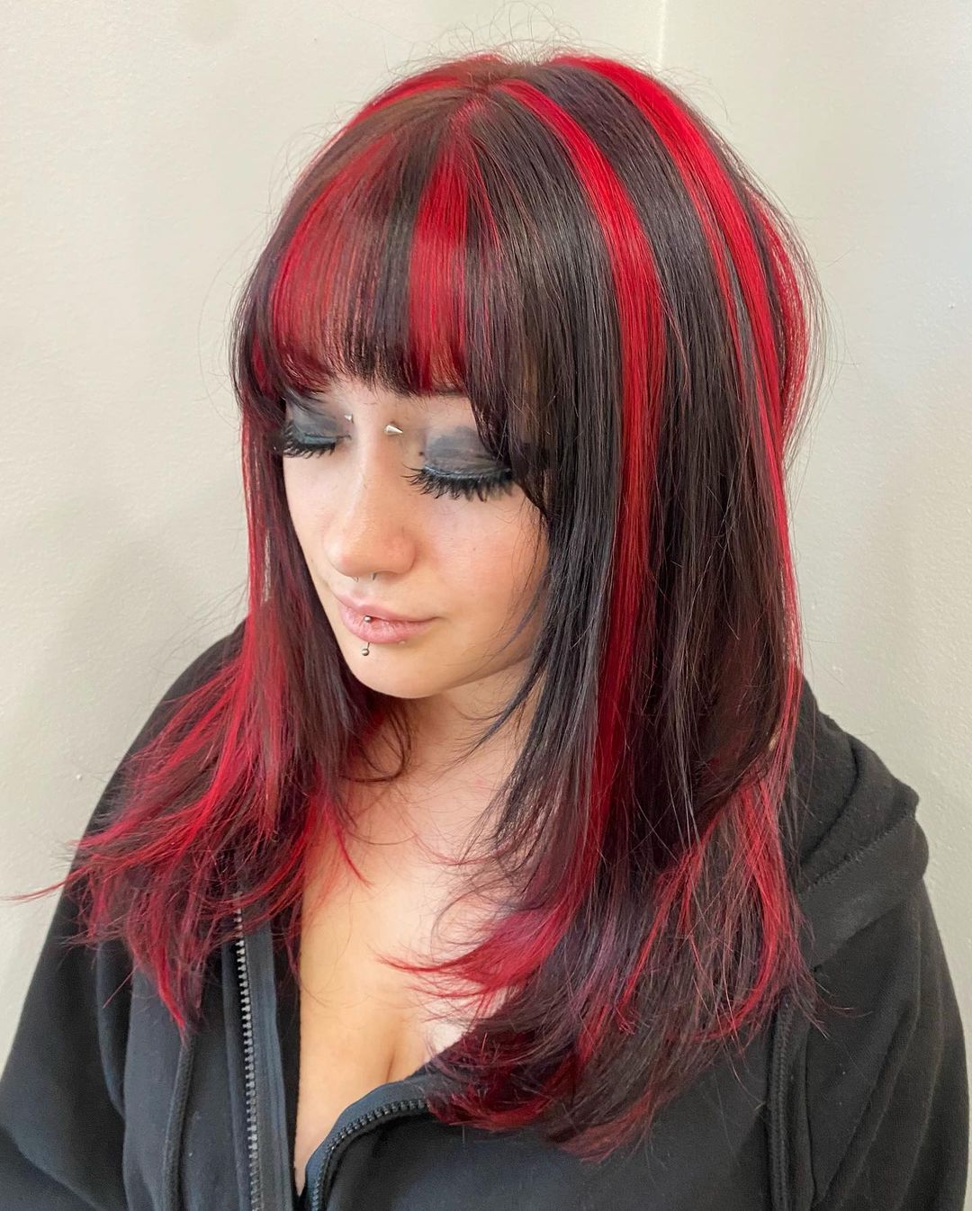 mèches rouges sur cheveux noirs