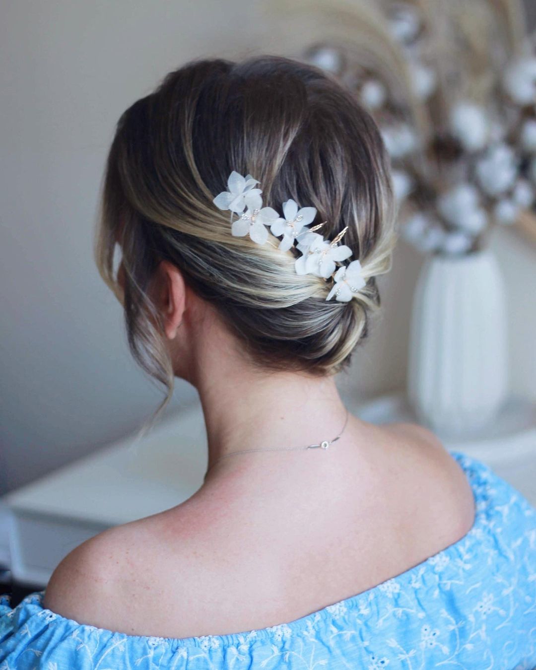 penteado de noiva romântico com ornamento floral
