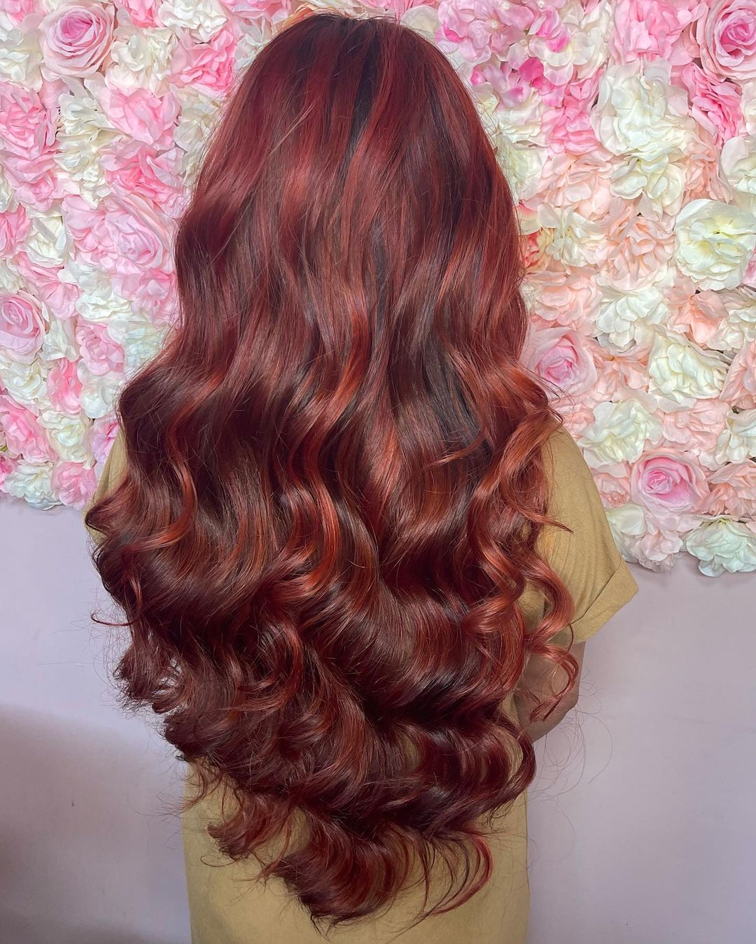 cheveux de sirène bruns avec mèches rouges