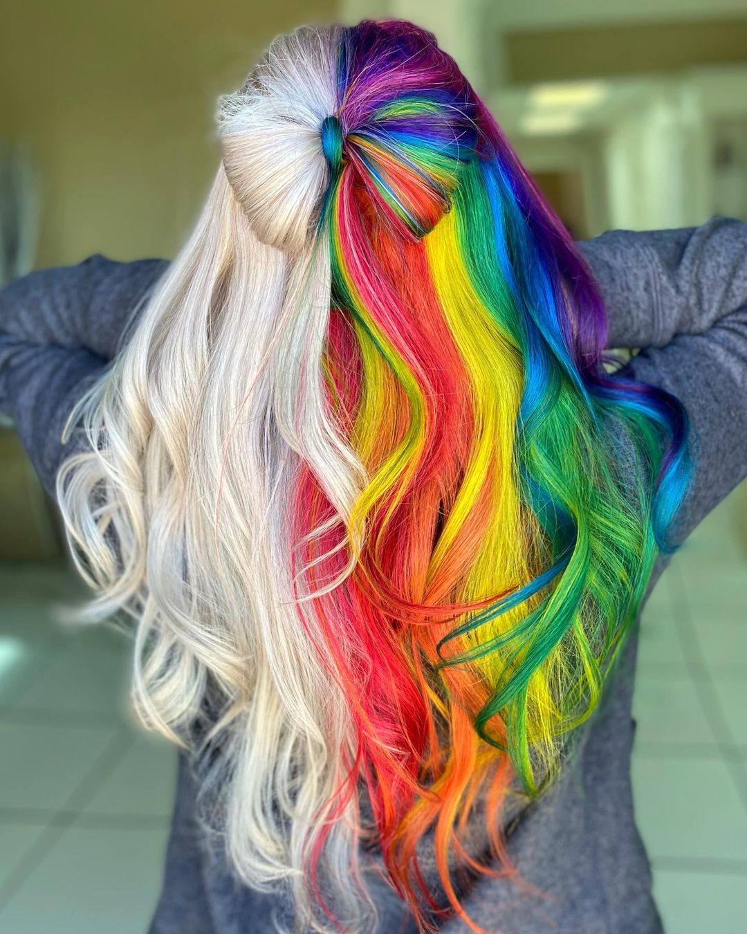 arco de cabelo com cores meio louras meio arco-íris