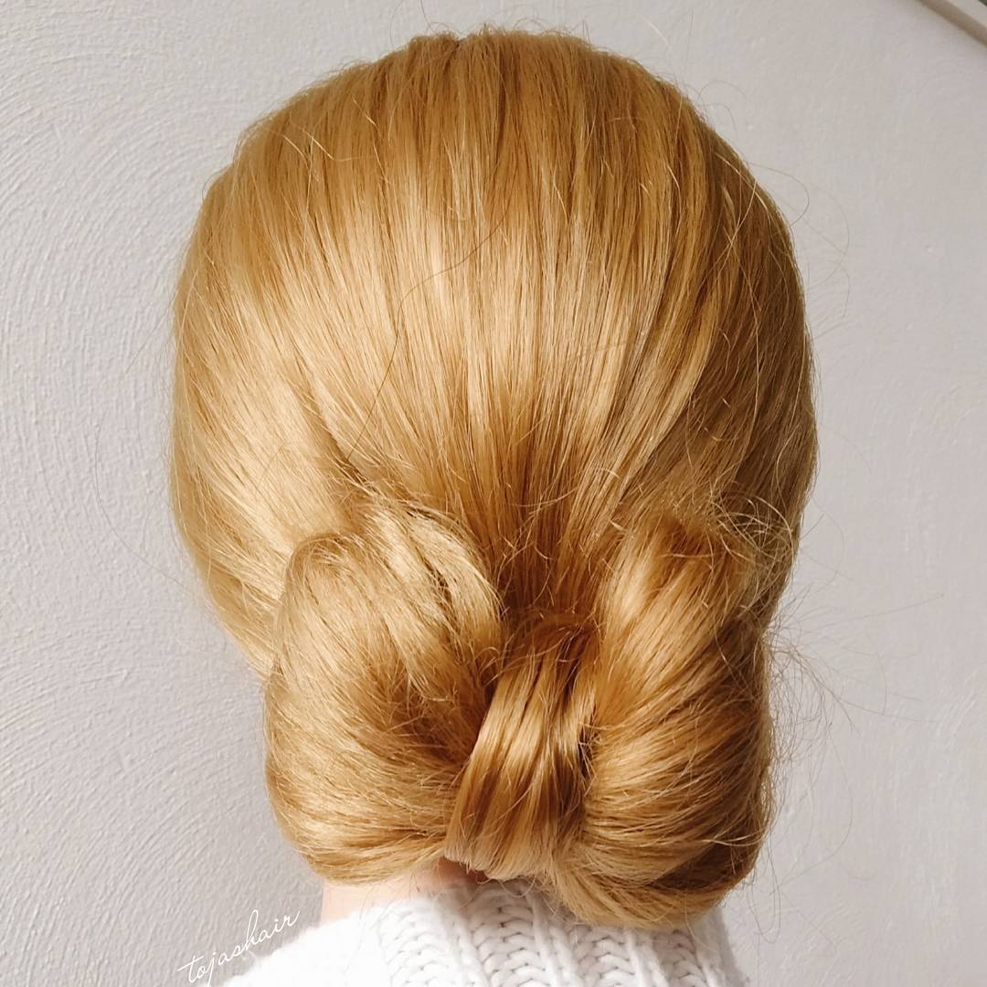 coiffure basse avec nœud sur cheveux blonds dorés