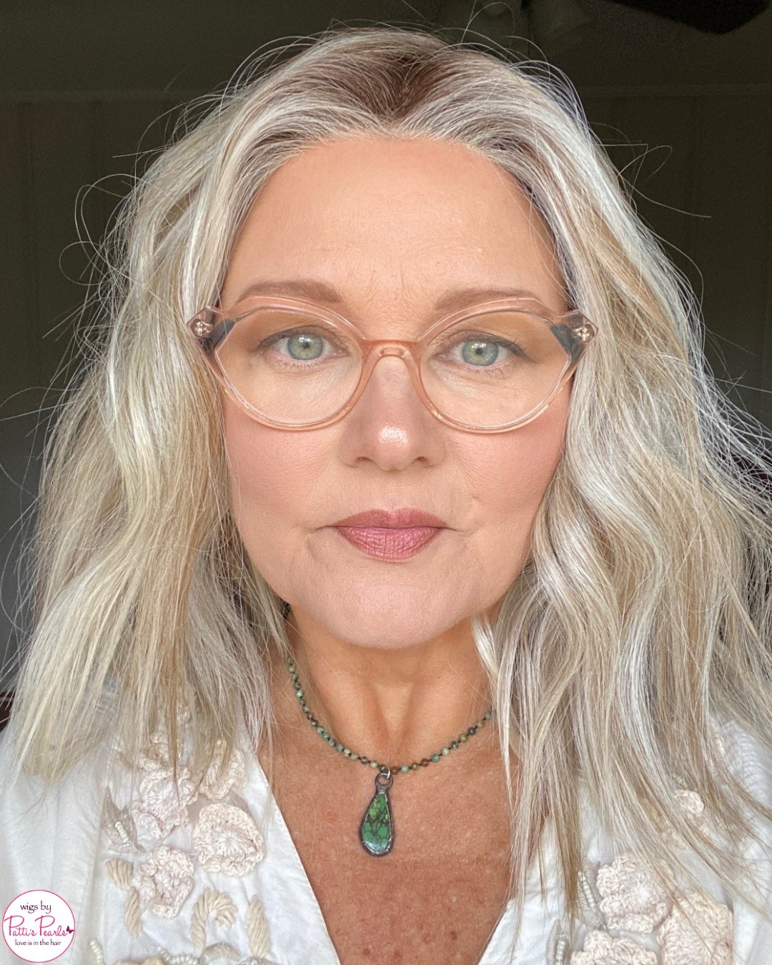 penteados em camadas de comprimento médio para mulheres com mais de 50 anos com óculos