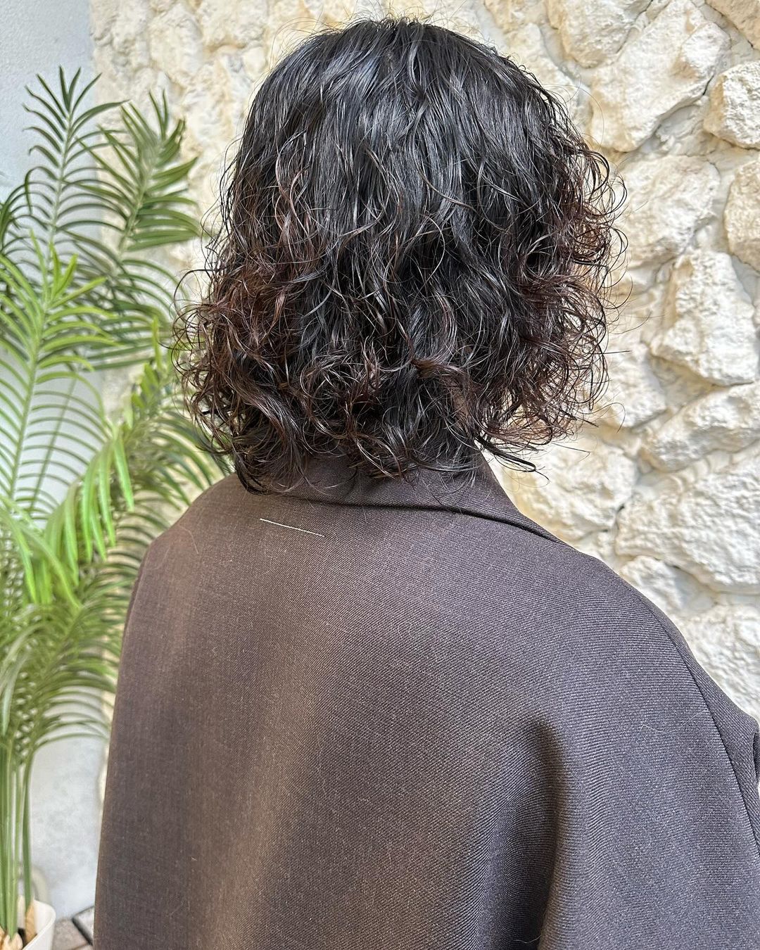 coiffure permanente moyennement ondulée