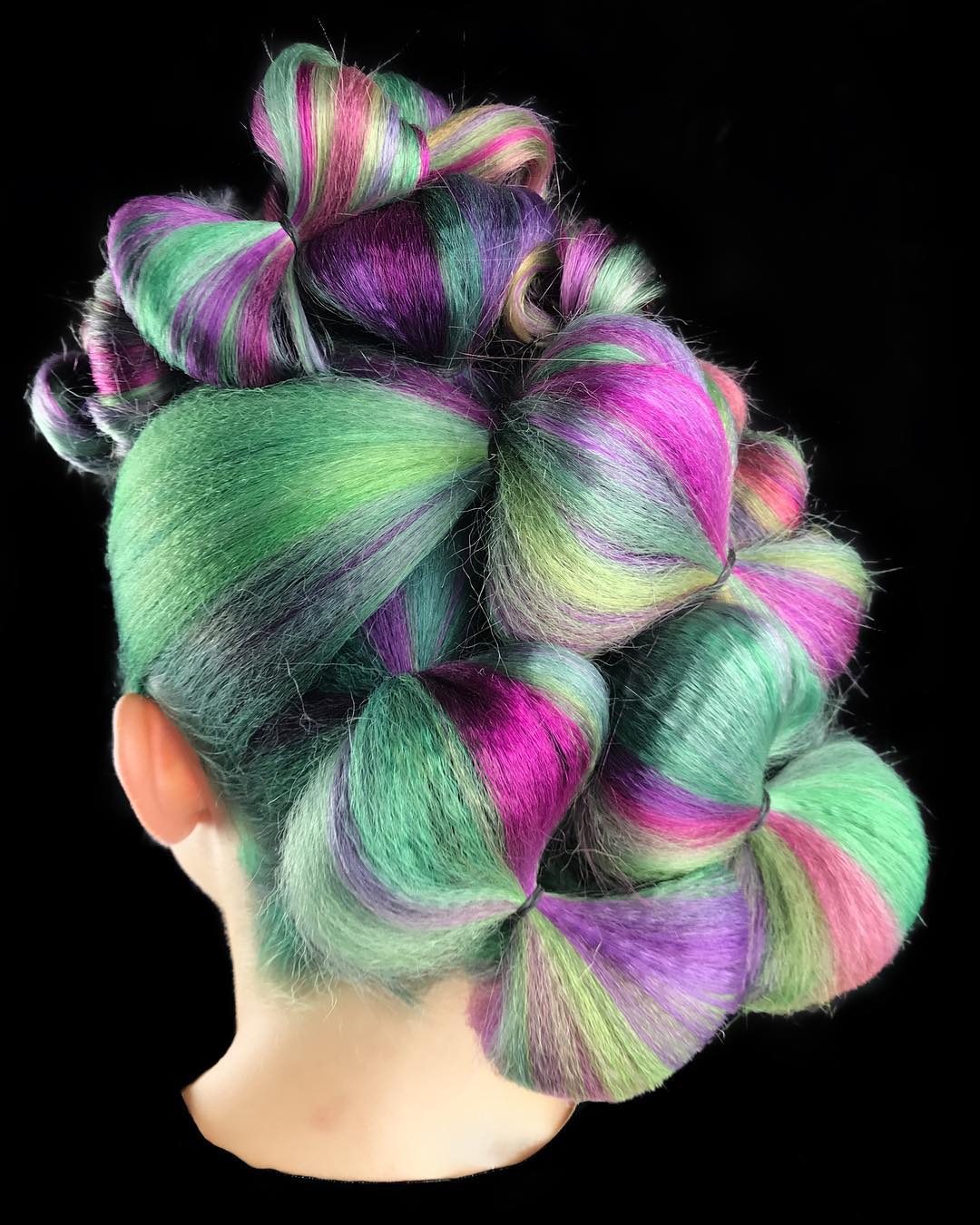 acconciatura con fiocco per capelli color pastello viola e verde