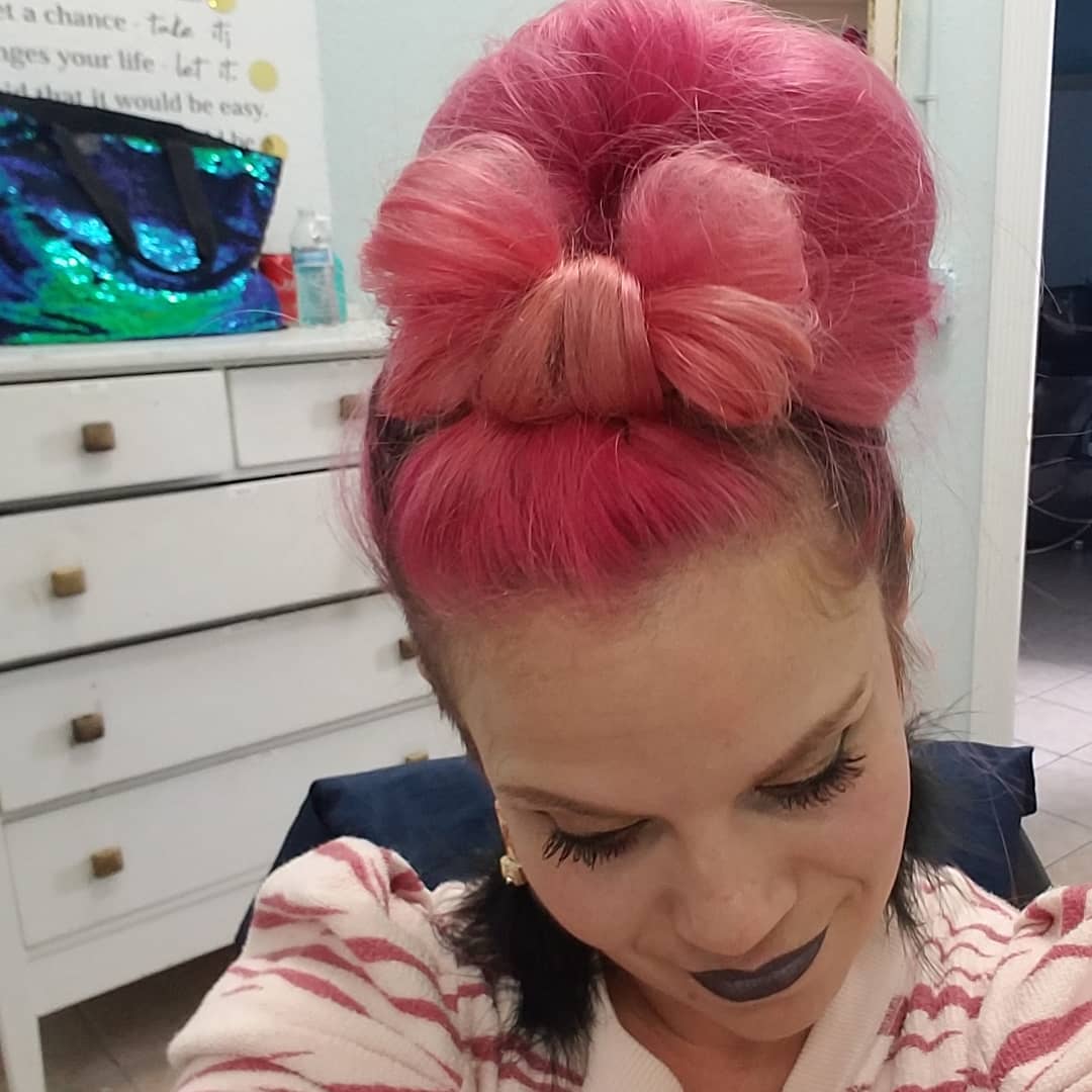 penteado com laço de cabelo cor-de-rosa pastel