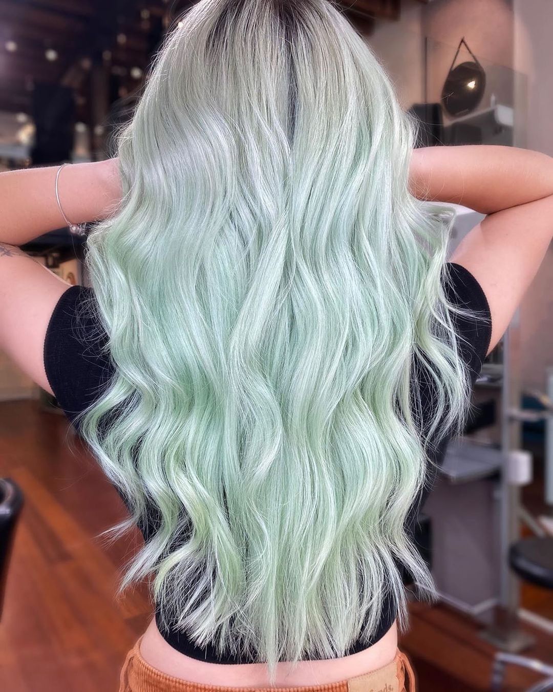 peinado de sirena rubio platino con verde pastel