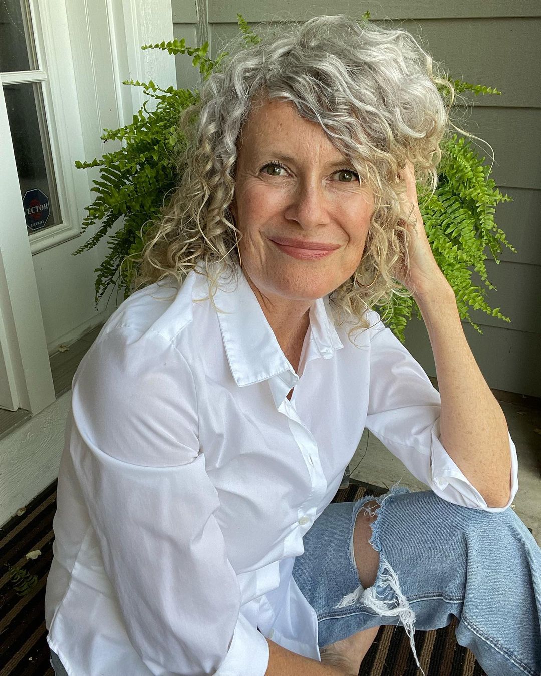 silver blonde layered curly hair