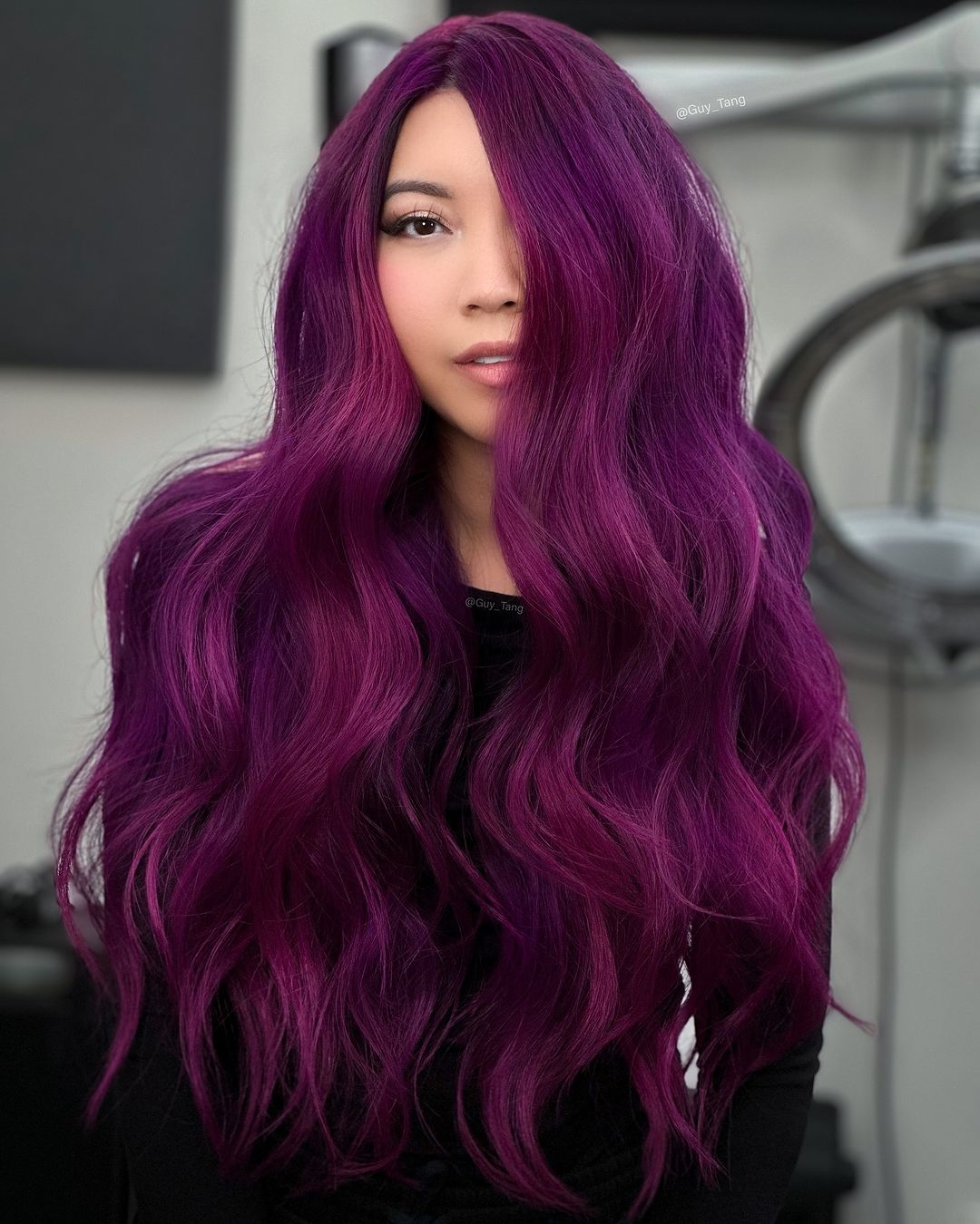 cheveux ondulés magenta vif violet de minuit