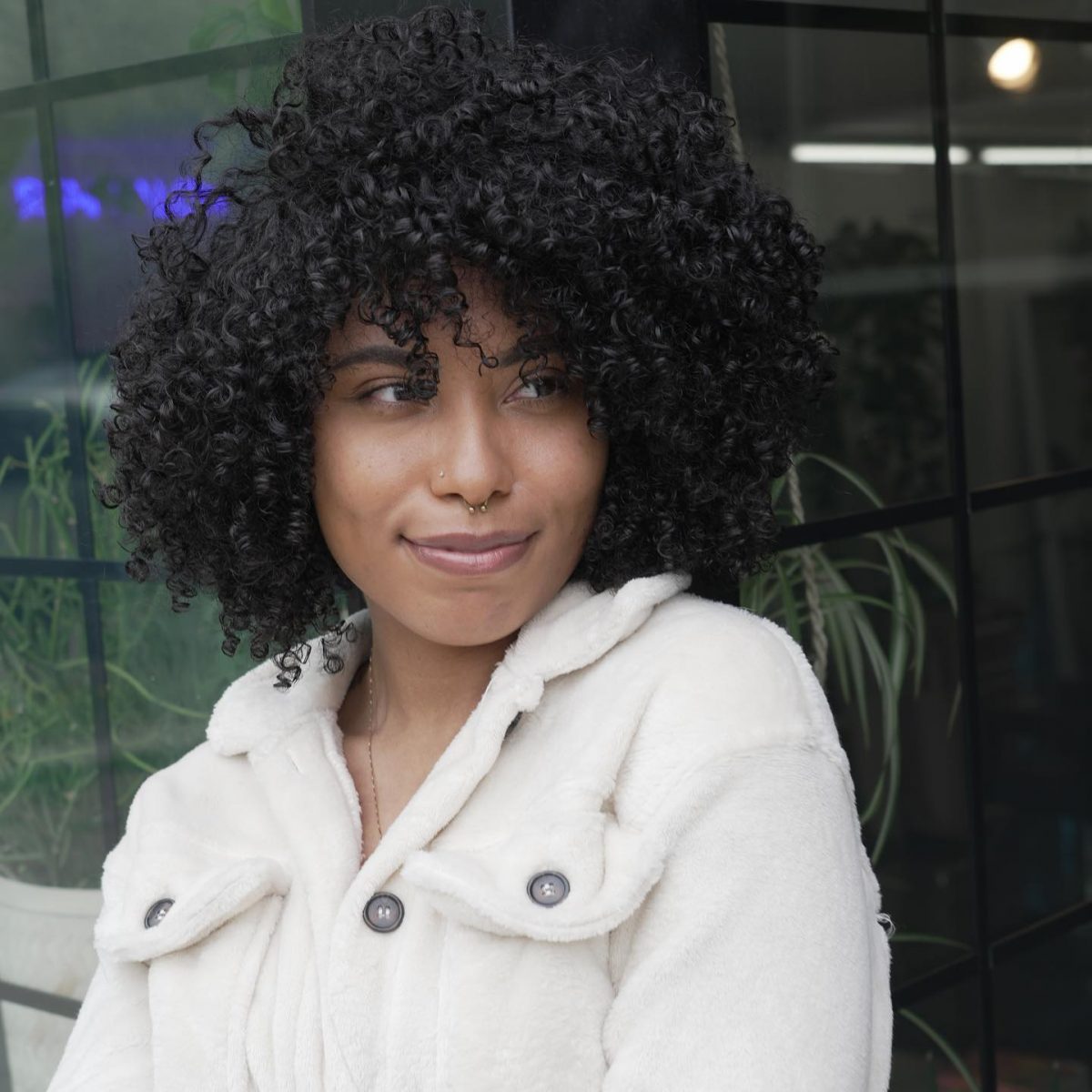 short-curly-hair-with-layers-is-the-ultimate-fresh-look-for-spring