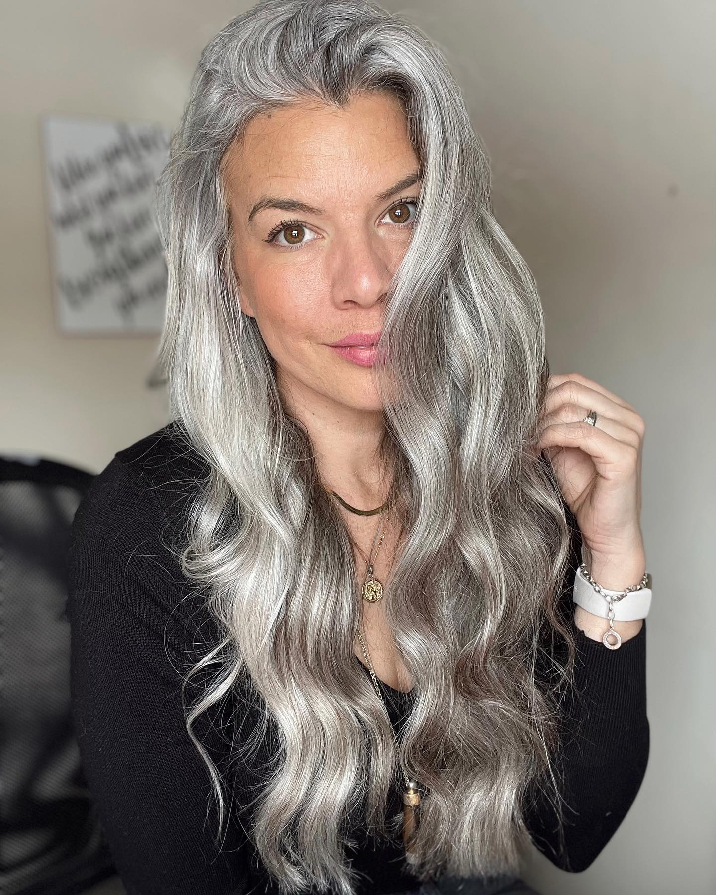 cheveux gris naturels avec mèches basses