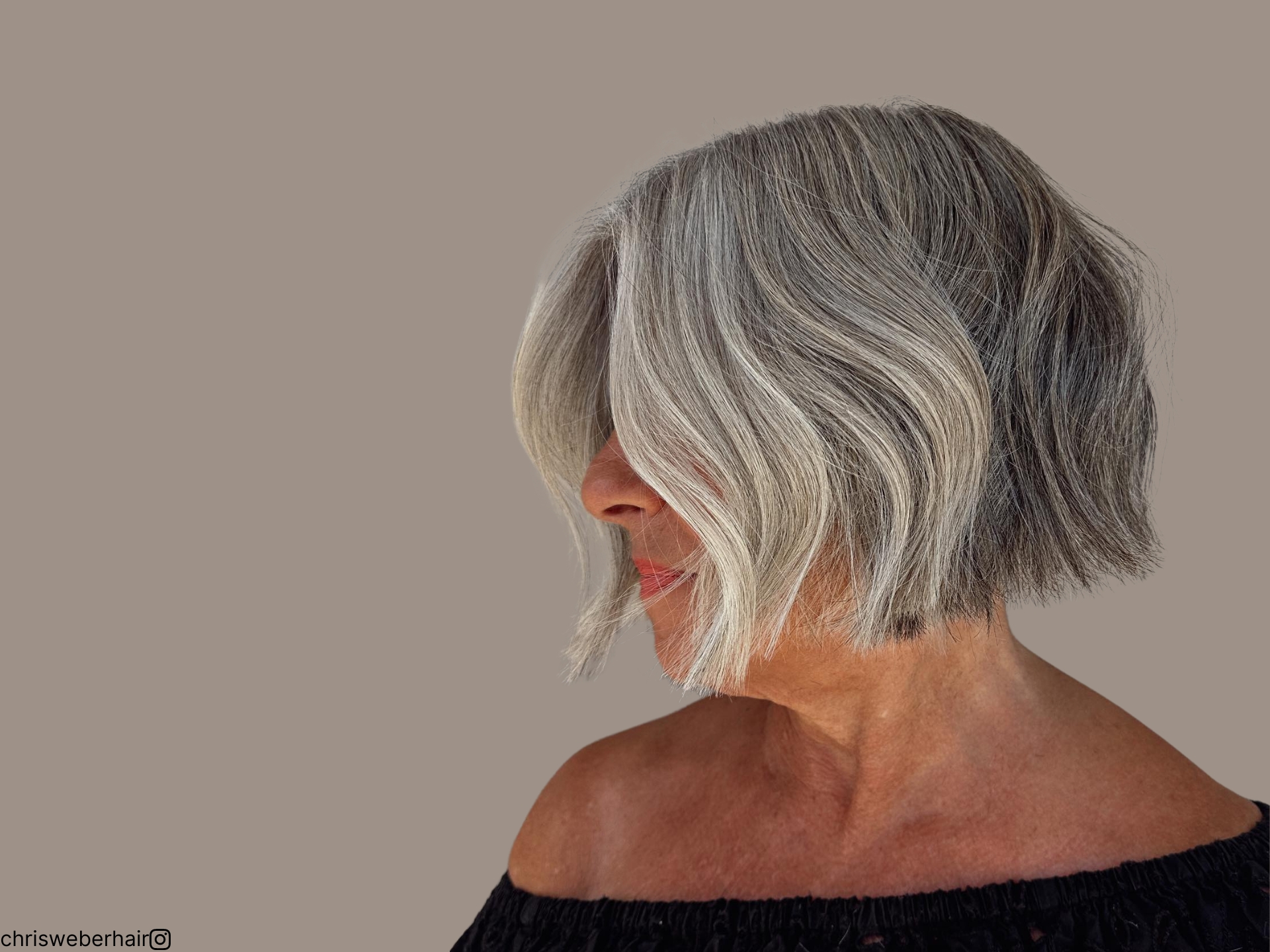 La sfumatura di grigio è il modo più glamour per celebrare i capelli d'argento.