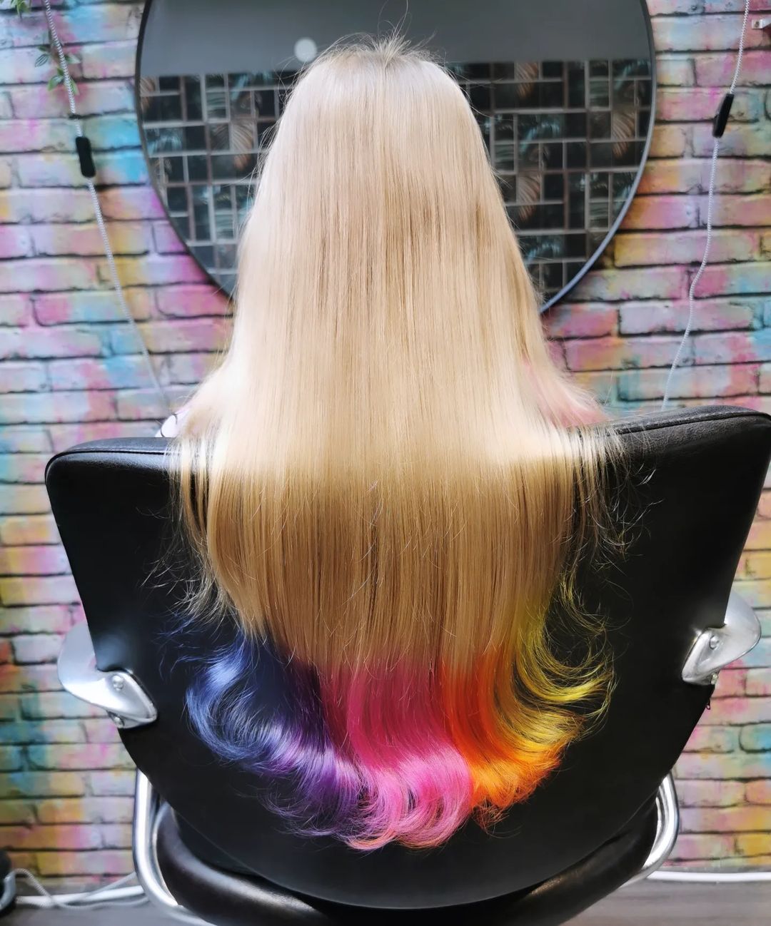 cabelo louro comprido com pontas arco-íris