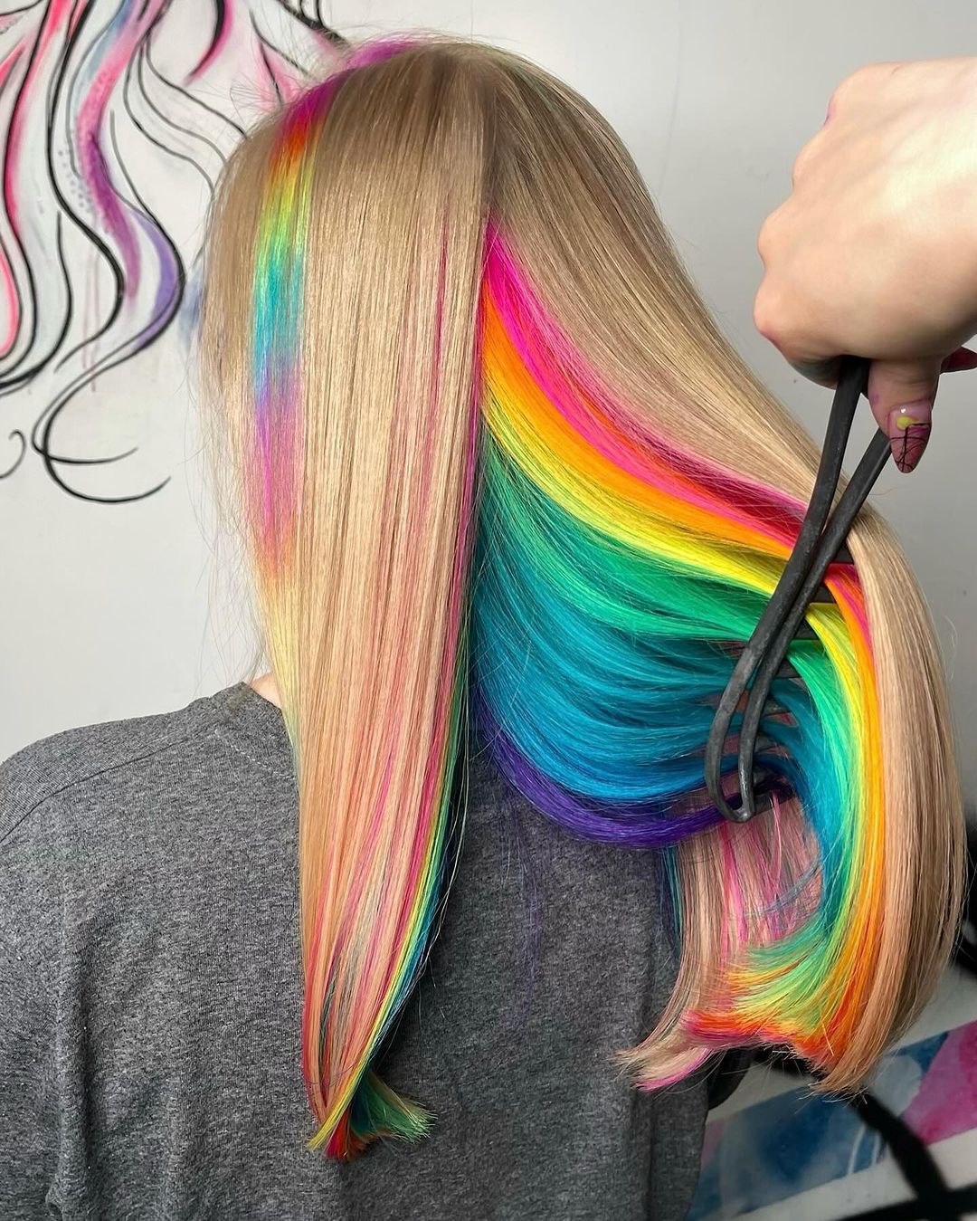 verborgen regenboog op blond haar