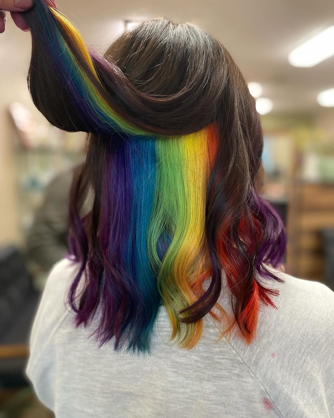 arcobaleno nascosto sui capelli castani