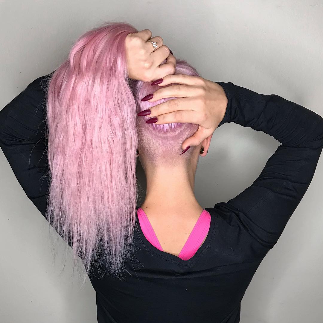 cabelo comprido cor-de-rosa pastel com corte curto e afunilado na nuca