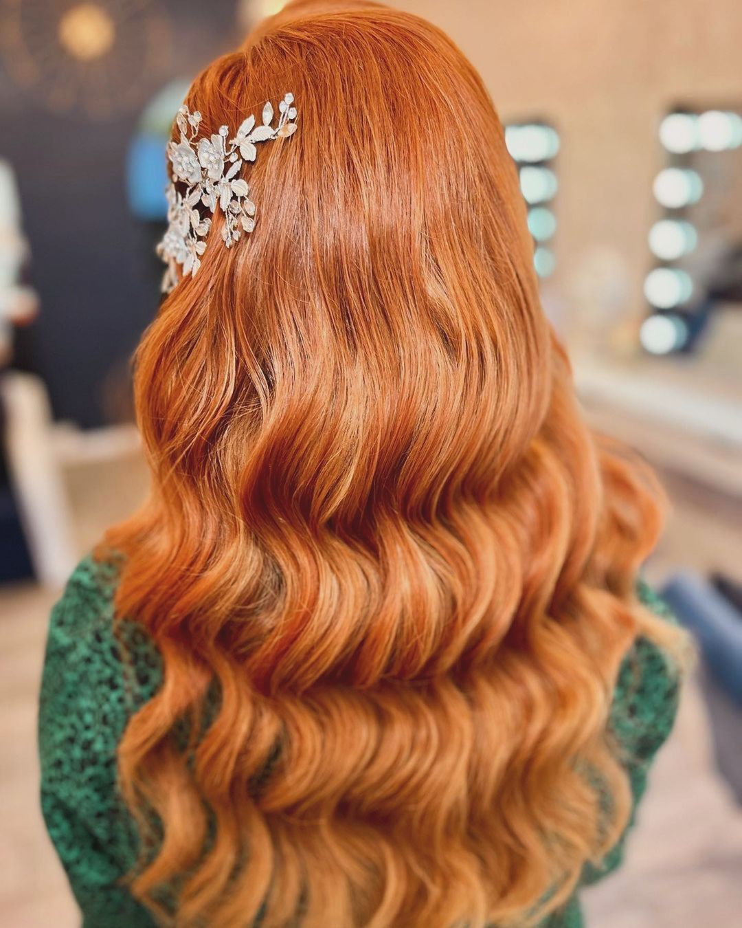 ondulations hollywood glam en cuivre orange avec une épingle à cheveux décorative en forme de fleur