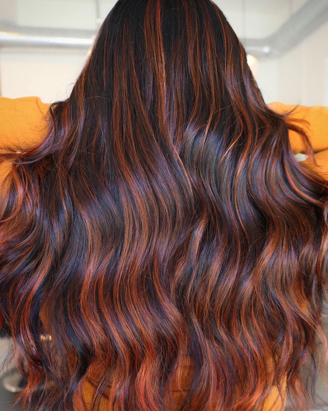 pompoen-kruid highlights op lang bruin haar