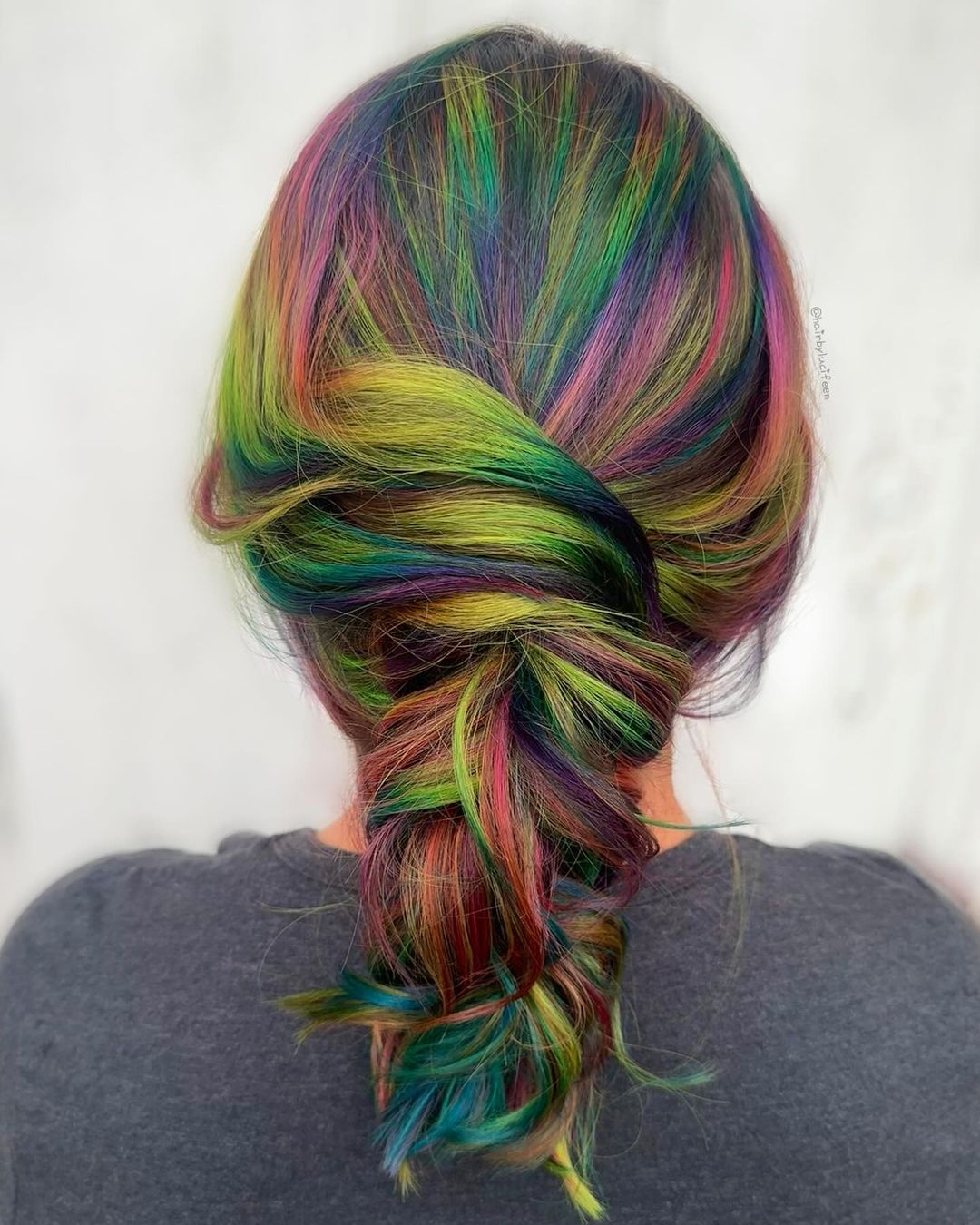 cabelo arco-íris numa suave trança de sereia