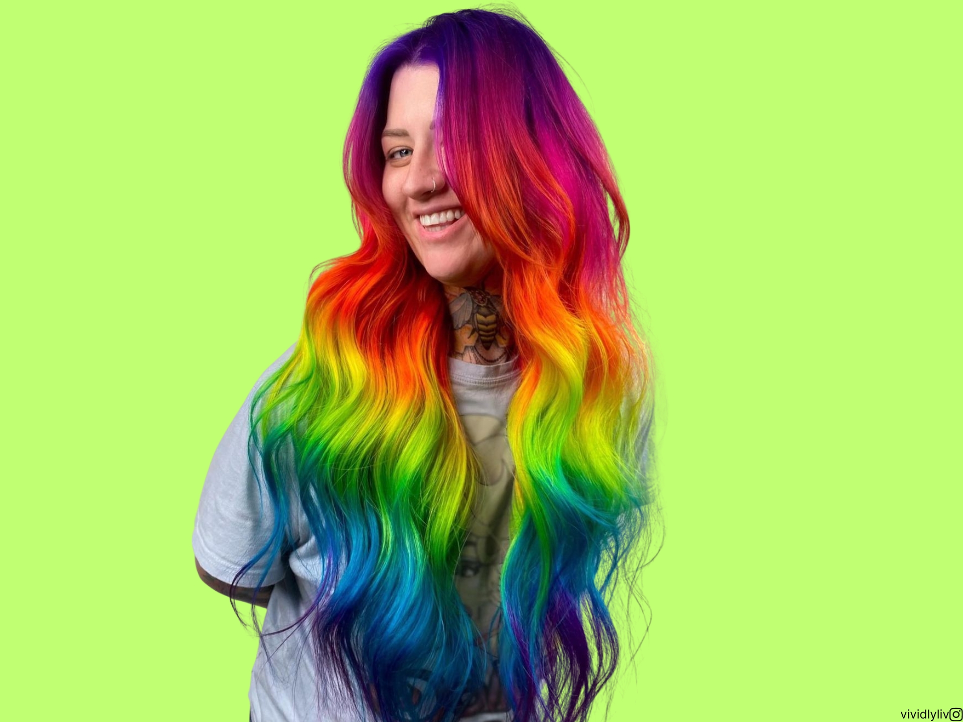 I capelli arcobaleno sono qui per aggiungere una vibrazione trendy e audace al vostro stile.