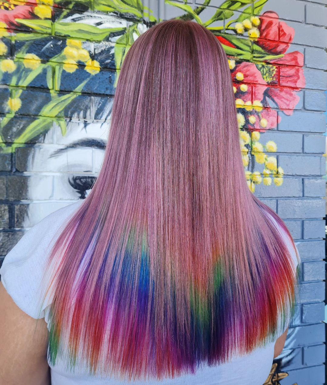 cabelo liso cor-de-rosa com pontas arco-íris