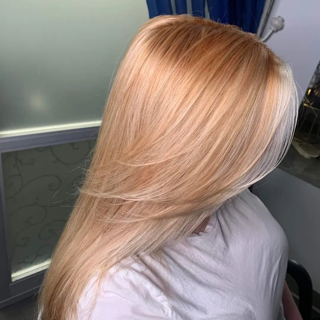 blond fraise avec mèches basses et pièce d'argent platine