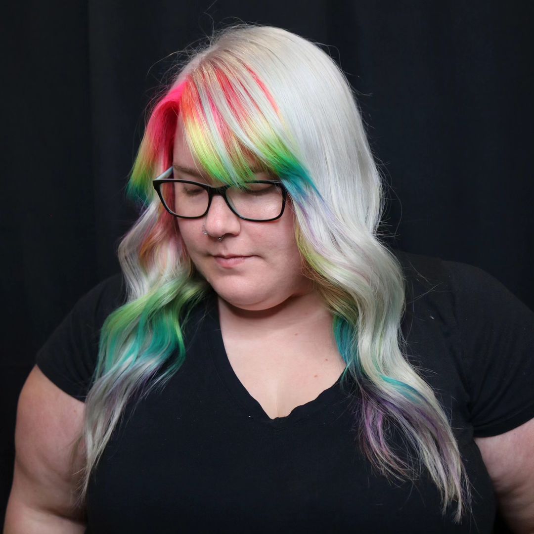 arco-íris subtil num cabelo louro