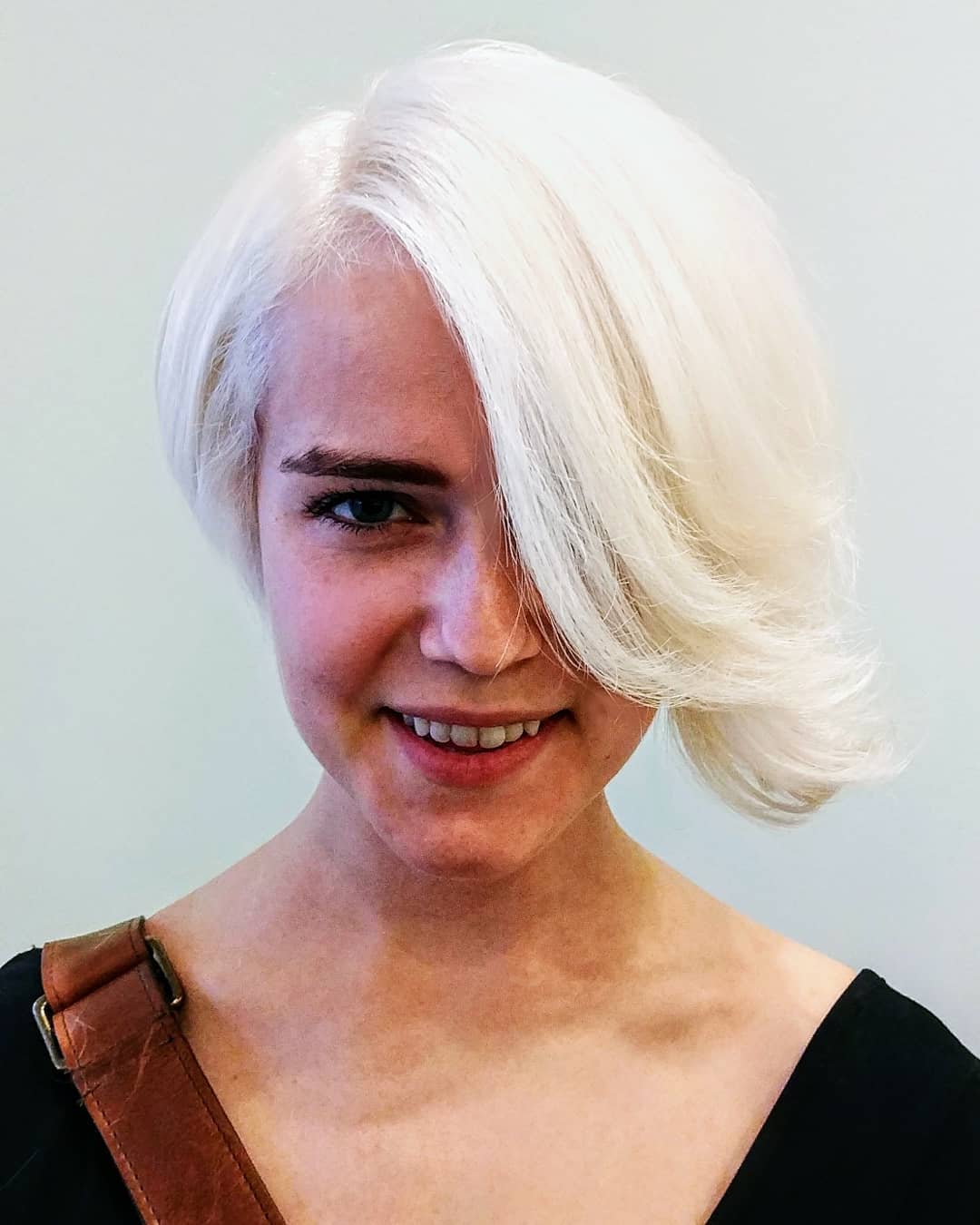 coupe de cheveux asymétrique blond glacé