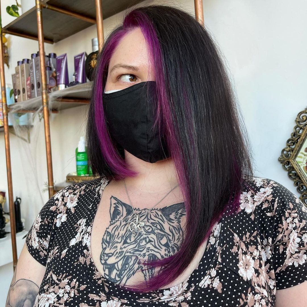 coupe de cheveux asymétrique noire et violette