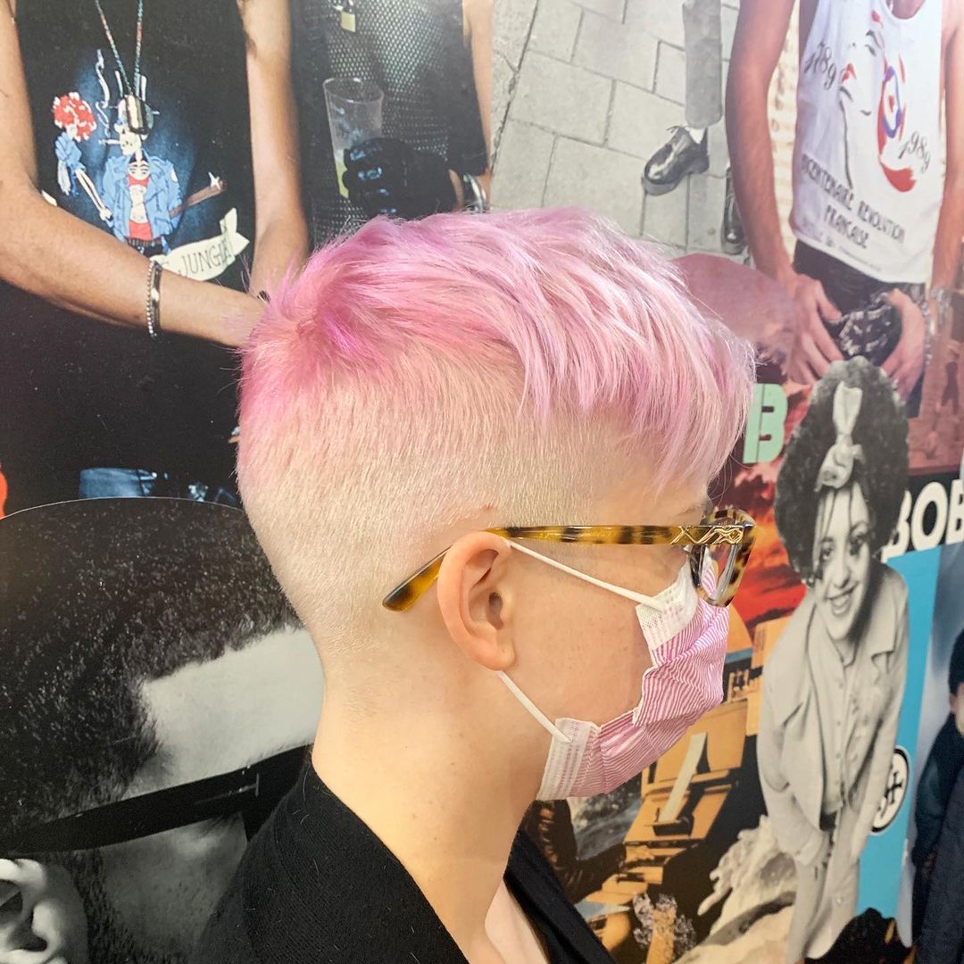 ijsblonde roze pixie cut