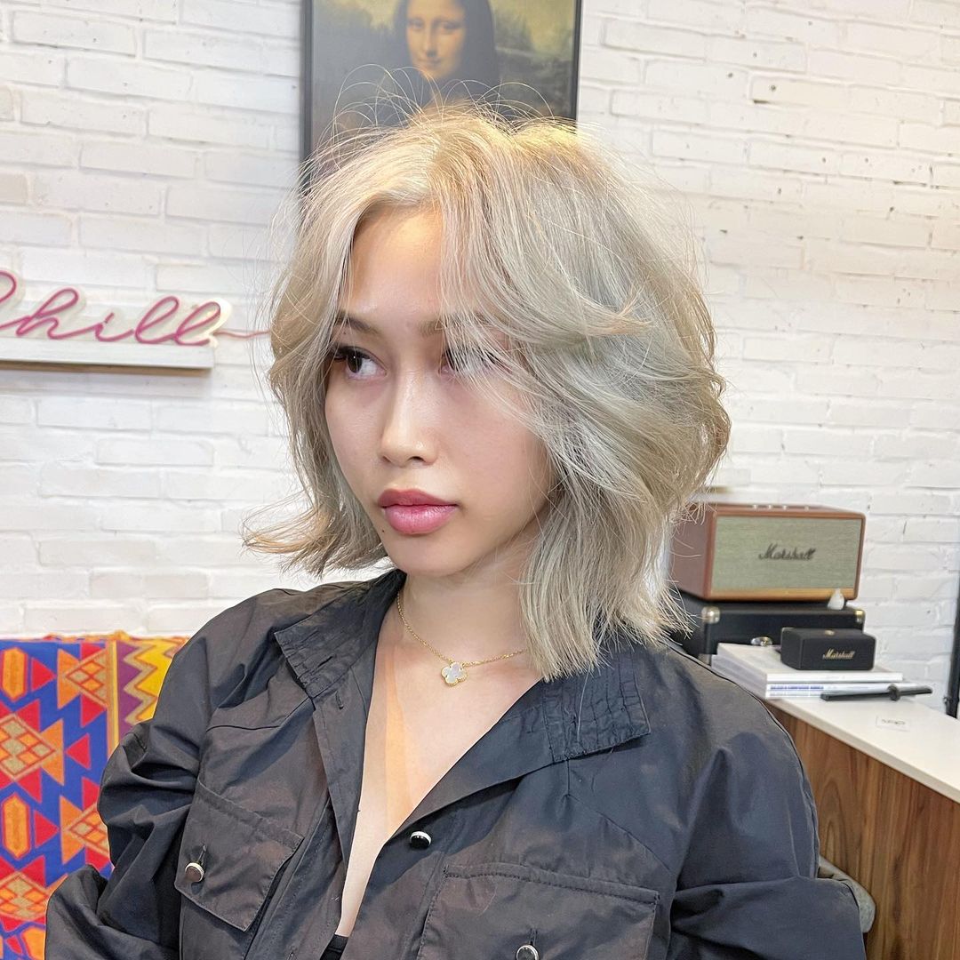 ash blonde medium shaggy hairstyle