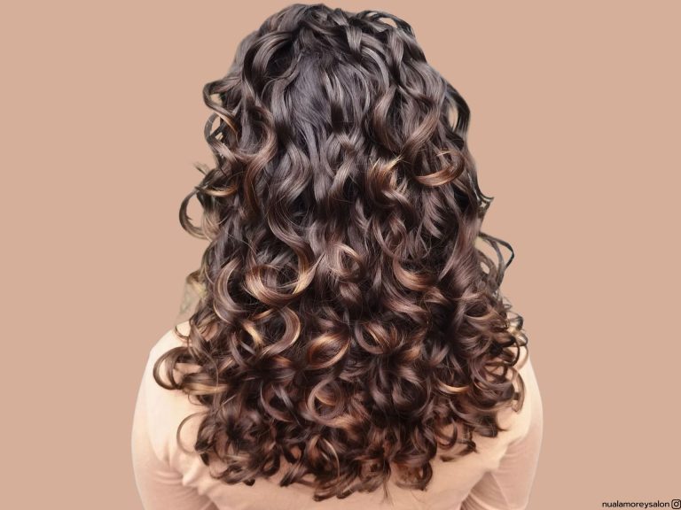 cheveux bouclés avec mèches caramel