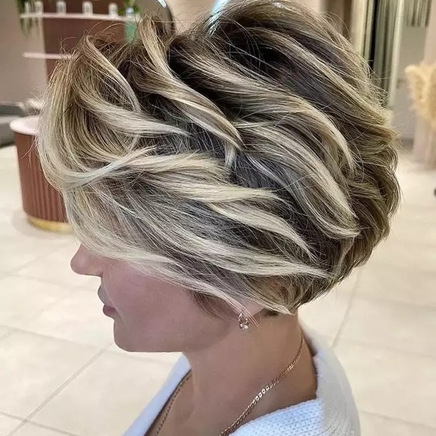heavily layered bob with blonde highlights