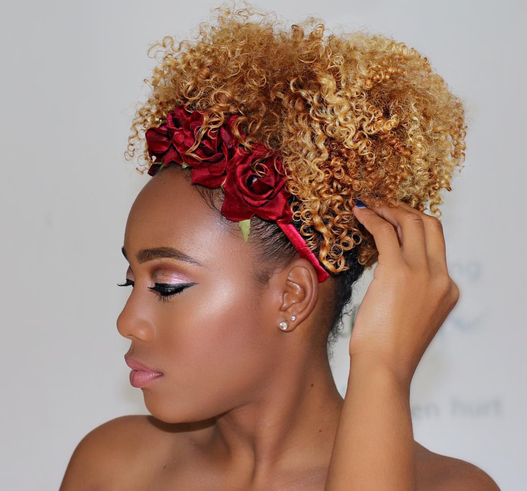 Penteado de ananás com coroa de flores