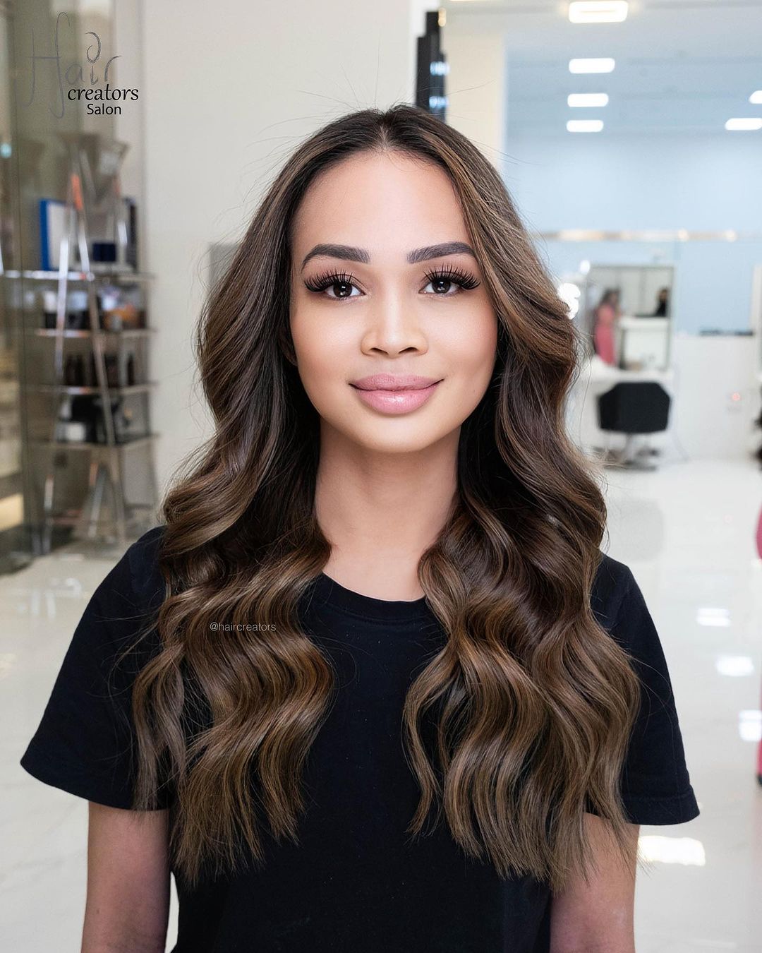 brune foncée avec des cheveux noirs