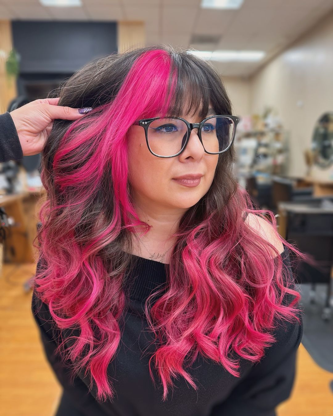 cabelo preto e cor-de-rosa