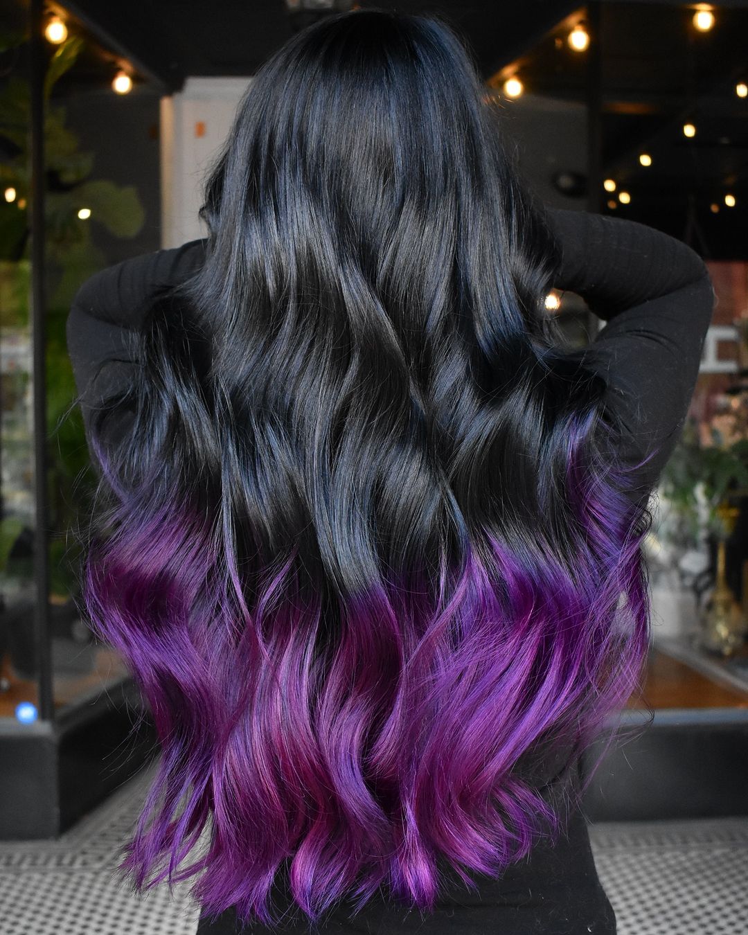 cheveux noirs avec pointes violettes