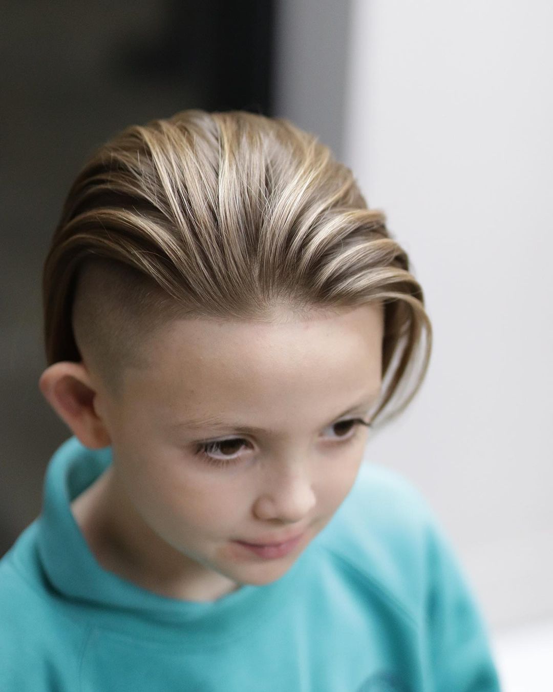 taglio di capelli da ragazzo spazzolato