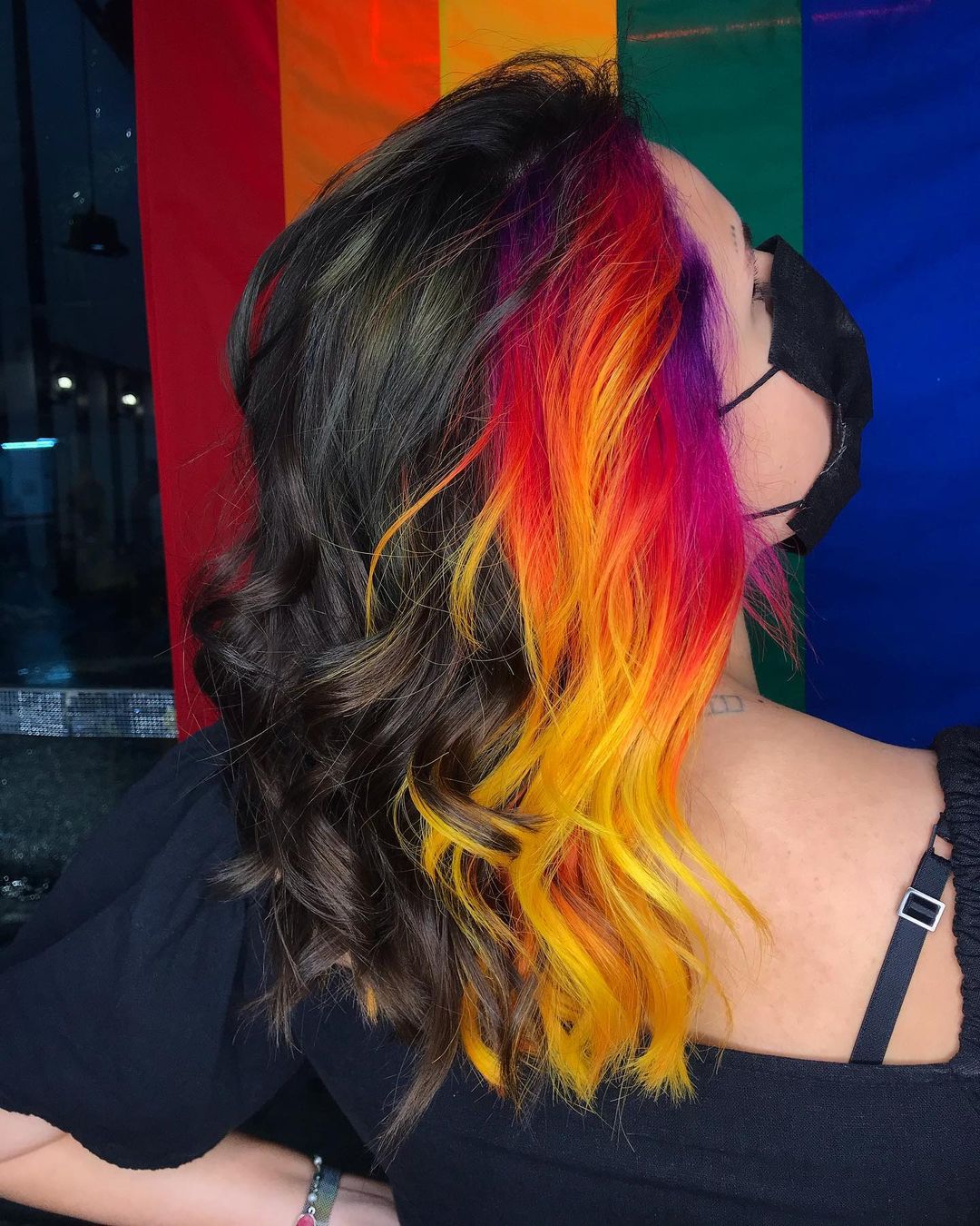 cheveux foncés avec une couleur coucher de soleil en dessous