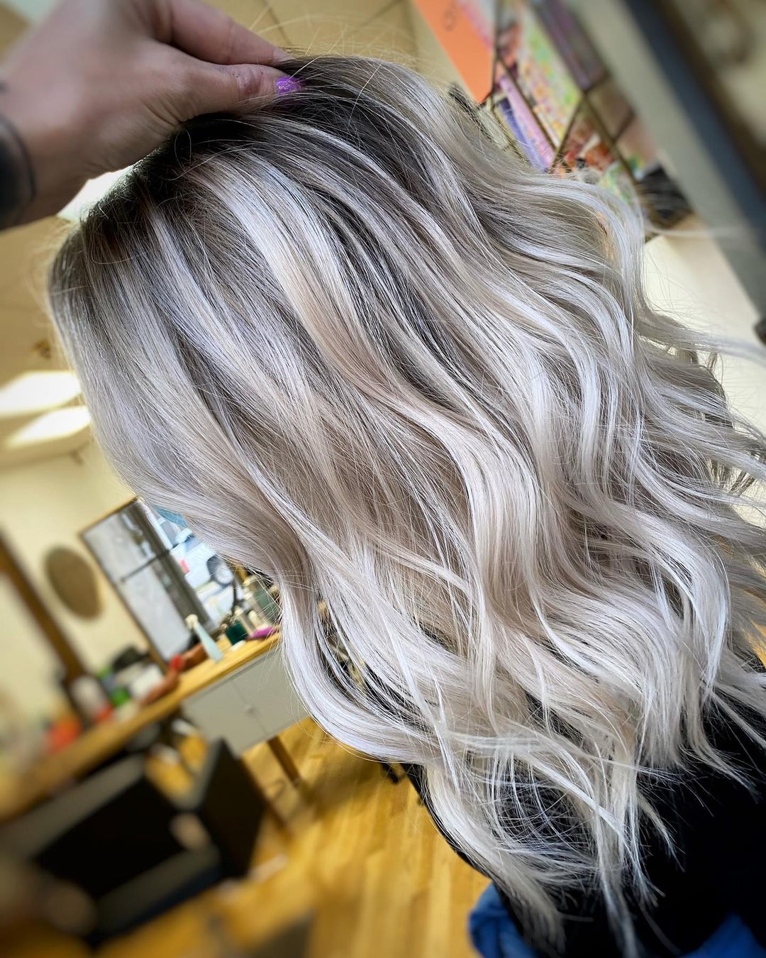 racines foncées sur cheveux blonds platine