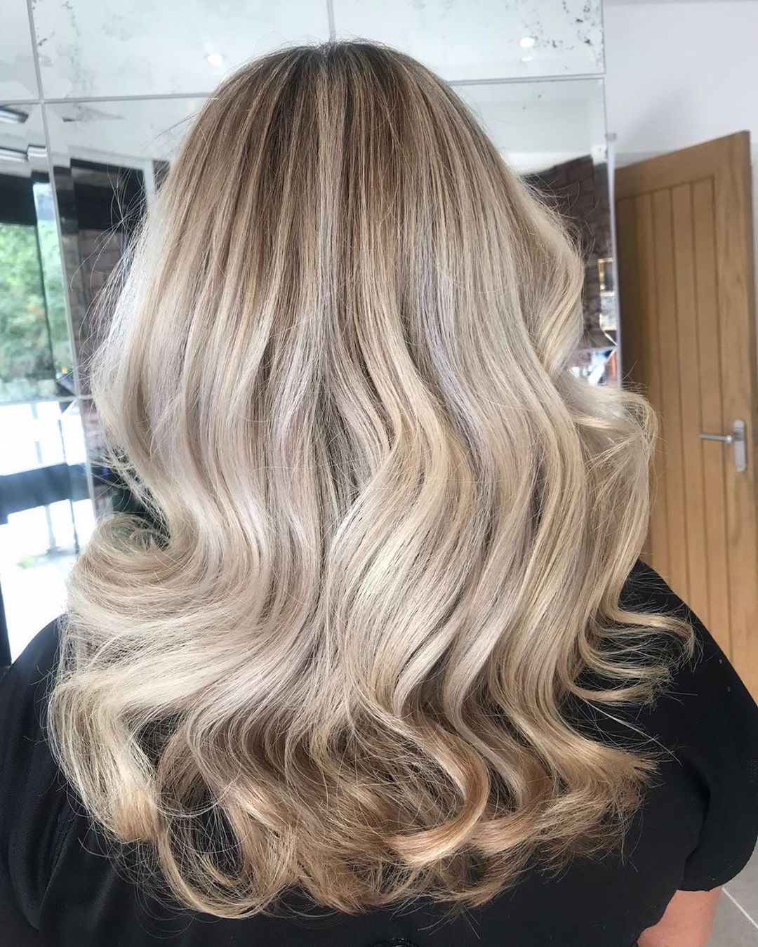 licht blond golvend kapsel