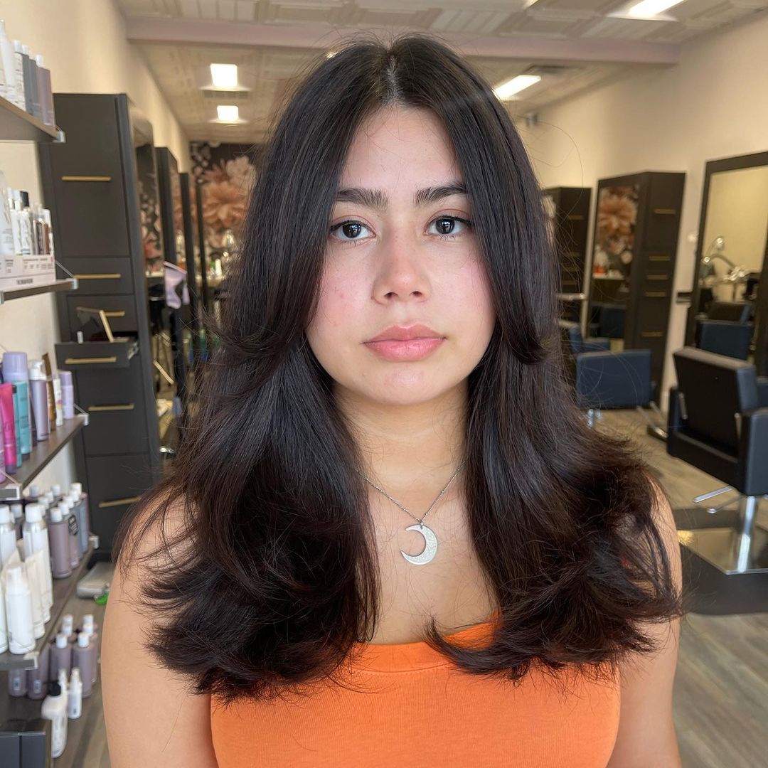 coupe de cheveux longue avec frange en rideau