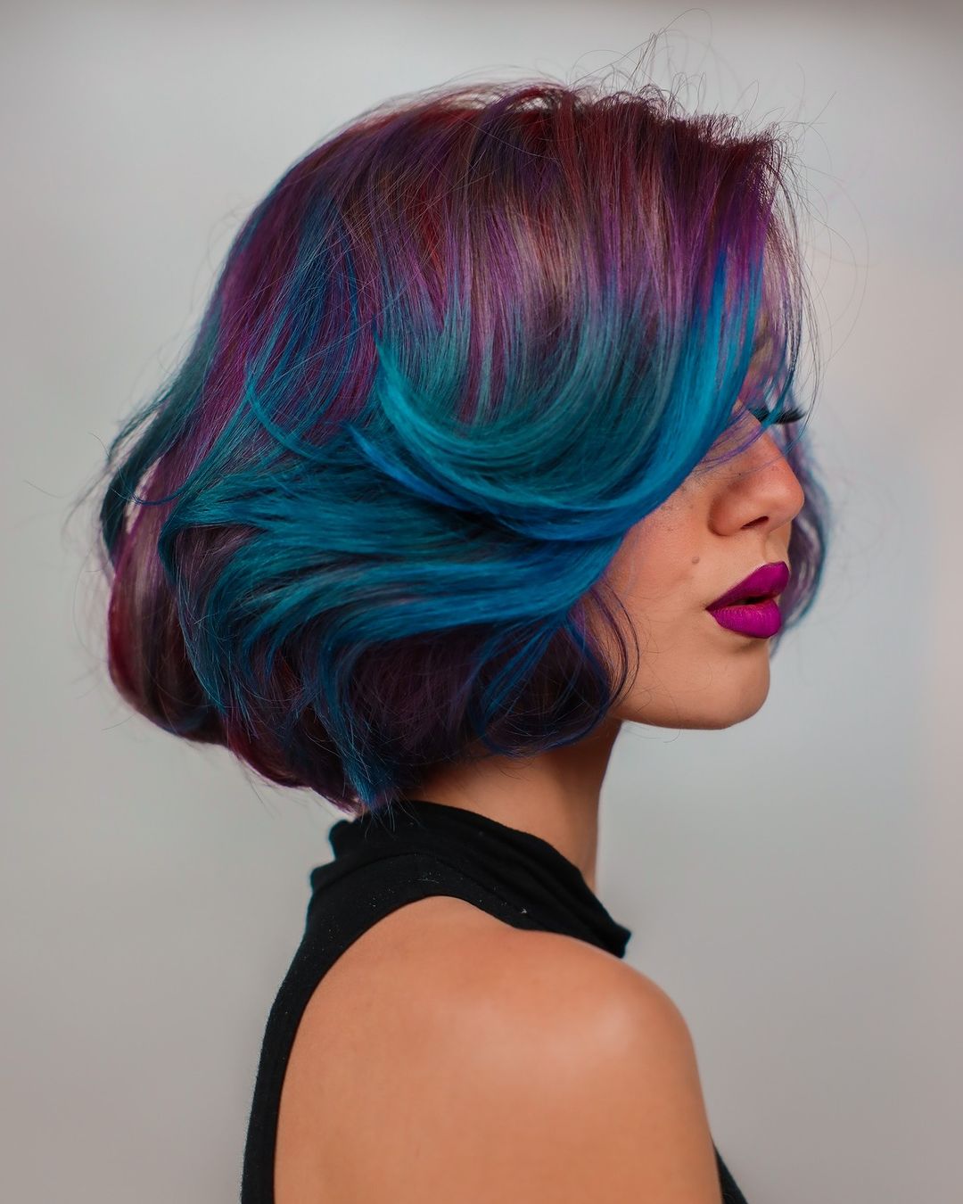 penteado curto azul-petróleo roxo