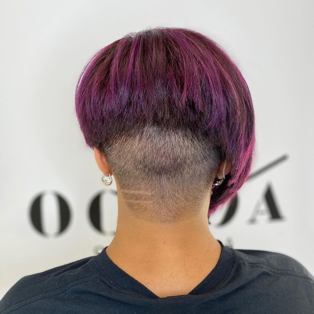 pixie lungo viola notte con undercut alla nuca