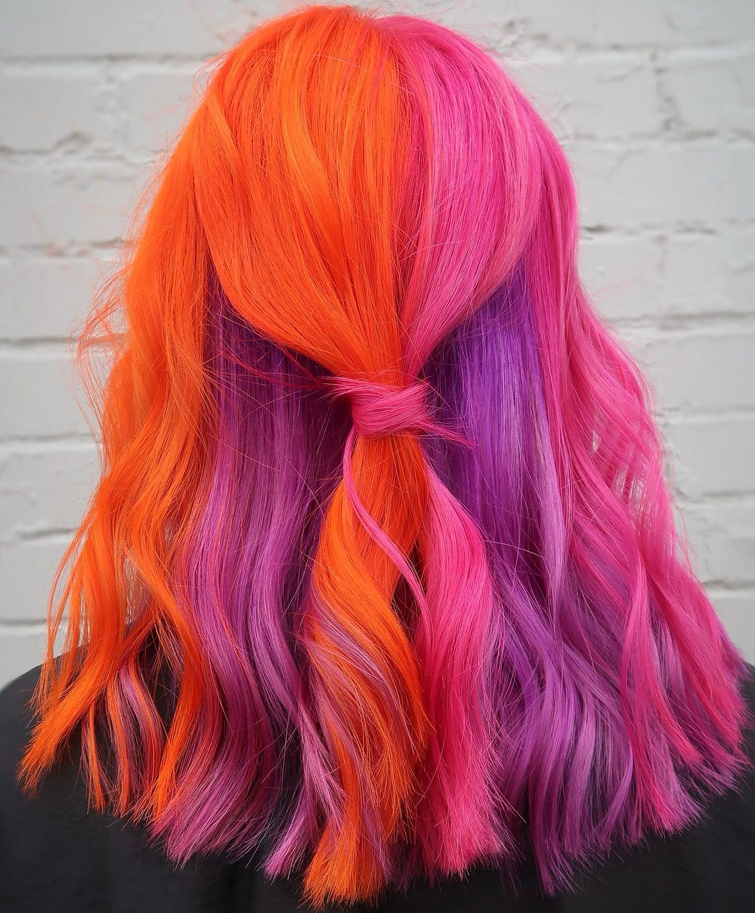 cheveux orange, rose et violet