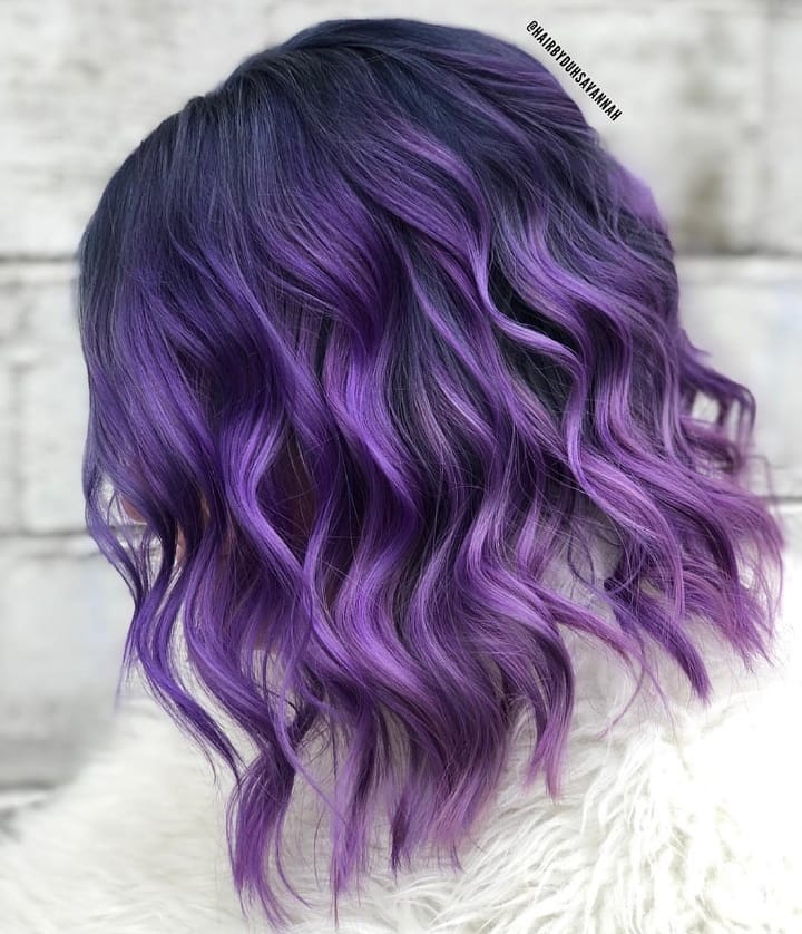 cabelo ondulado curto roxo pastel