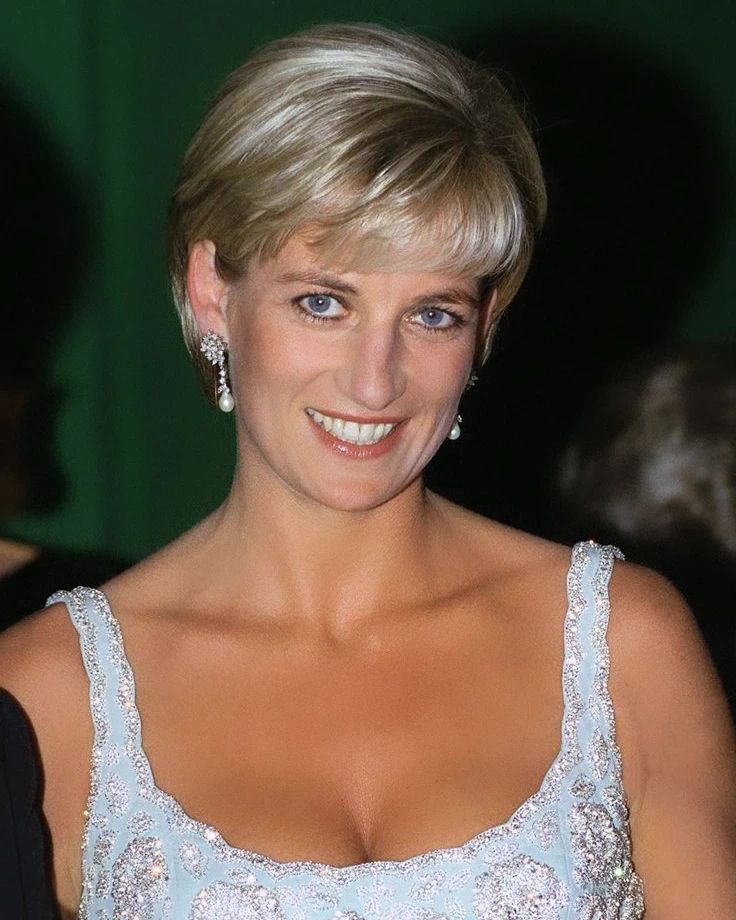 coupe pixie avec mèches blond platine et frange