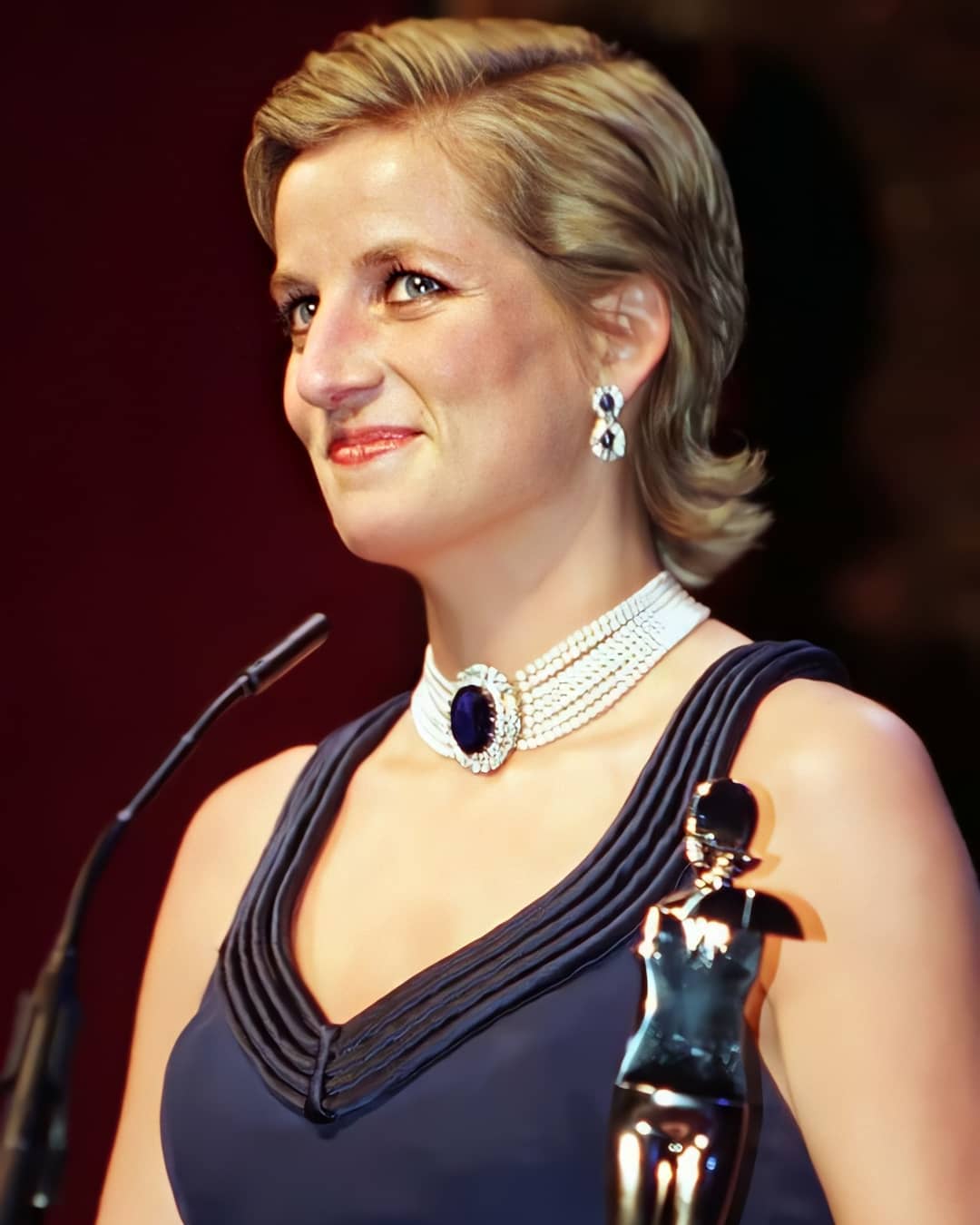 la princesa Diana con el pelo peinado hacia atrás