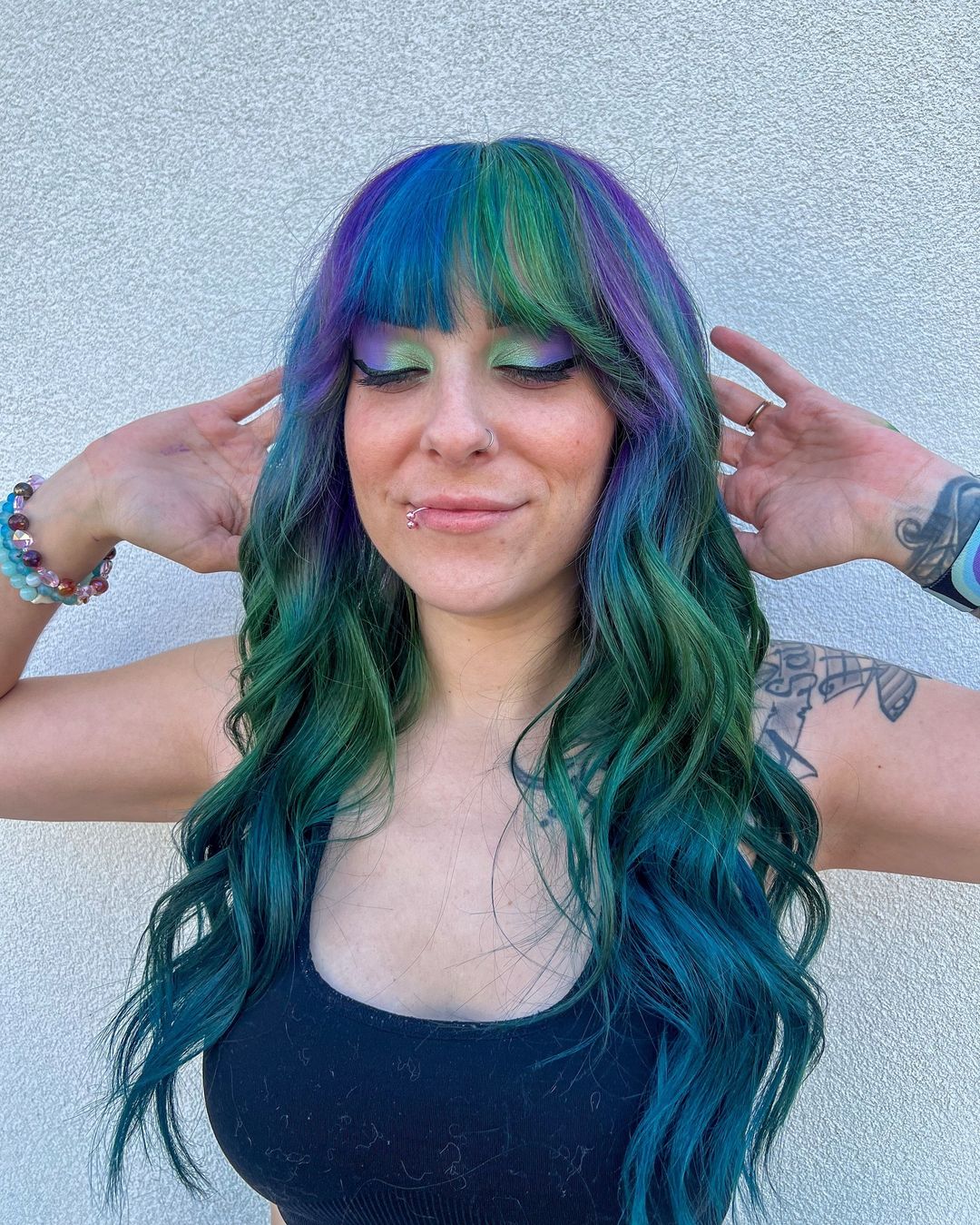 couleur de cheveux violet, bleu et vert