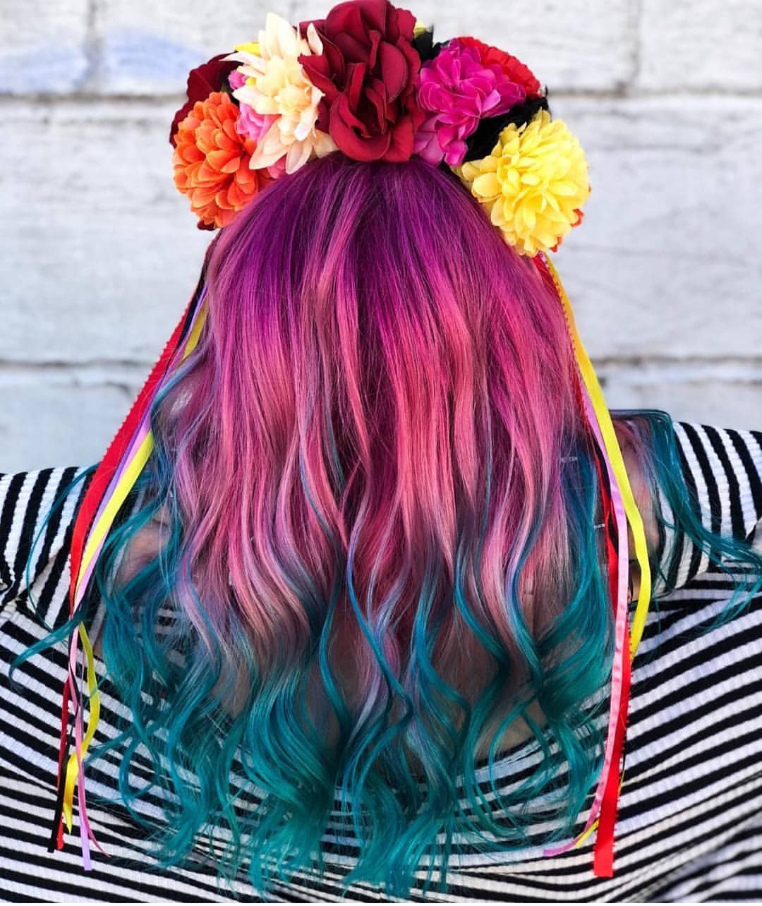 cabelo ondulado roxo e azul-petróleo