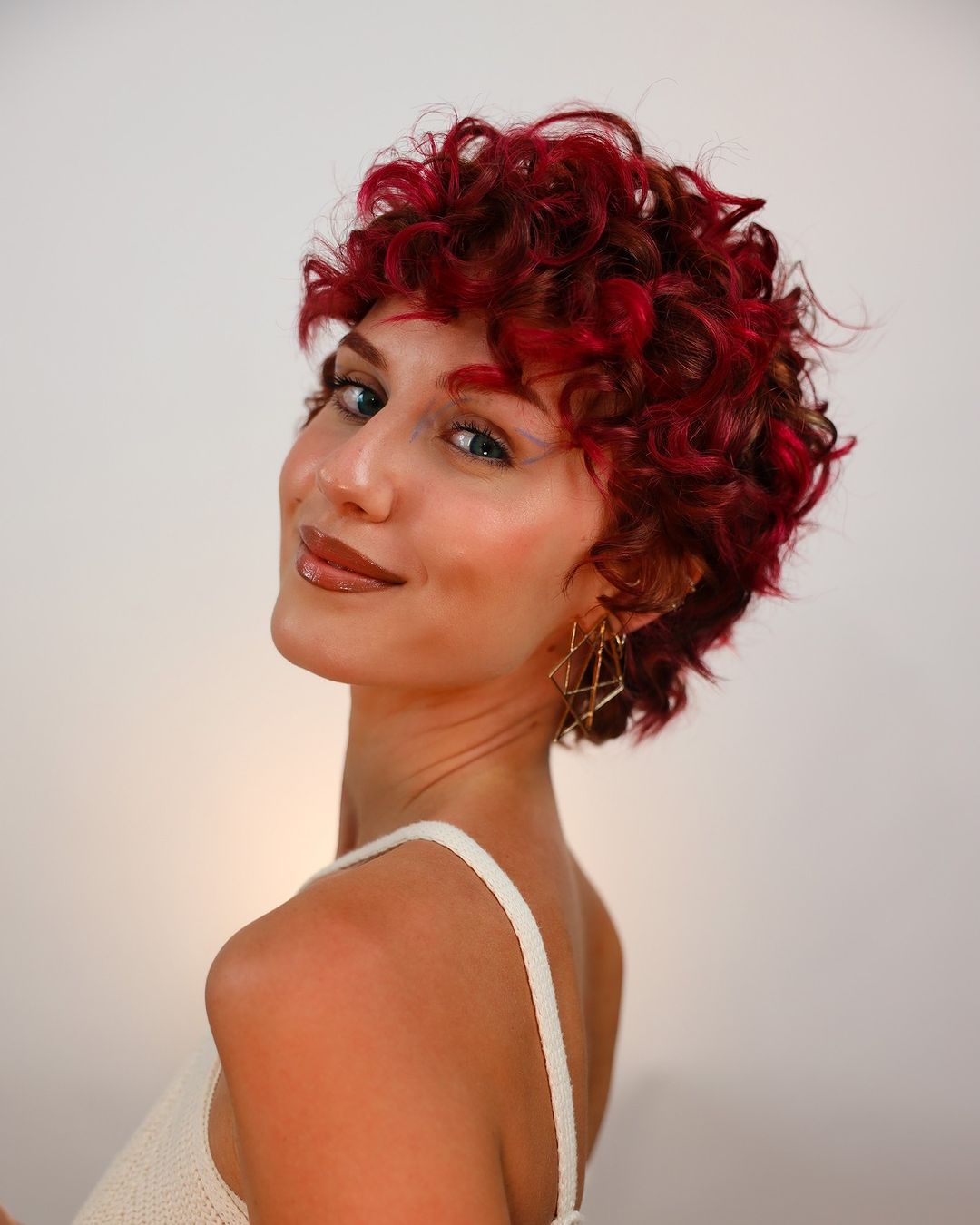 coupe pixie rouge bouclée